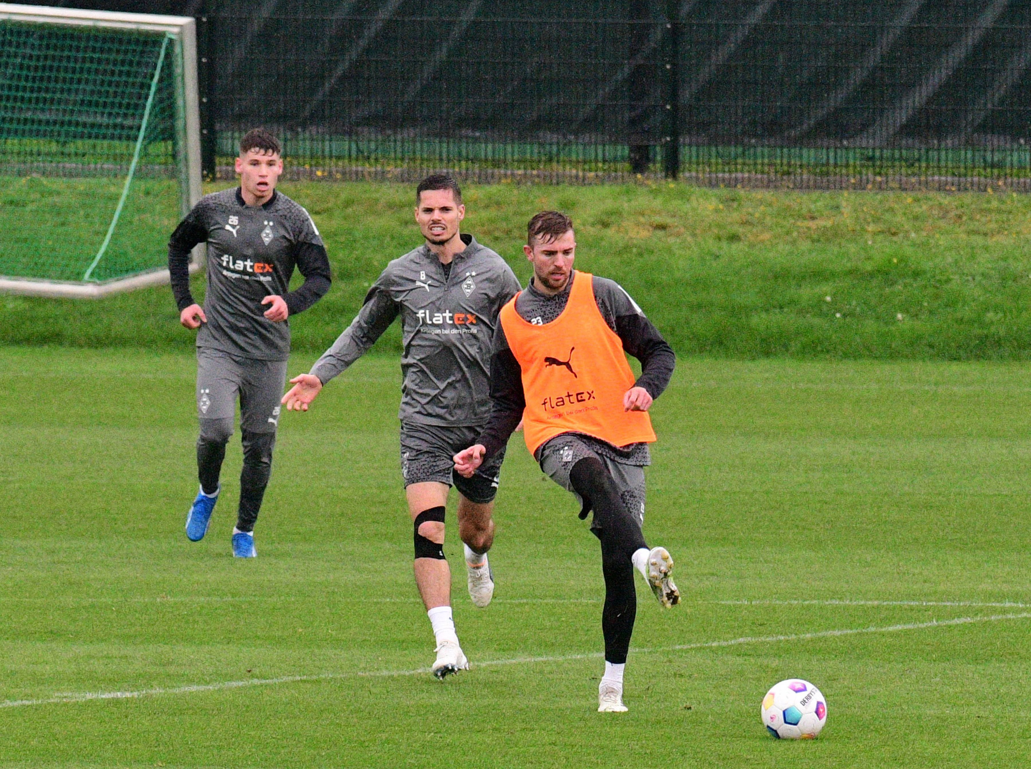 Christoph Kramer spielt den Ball im Training.