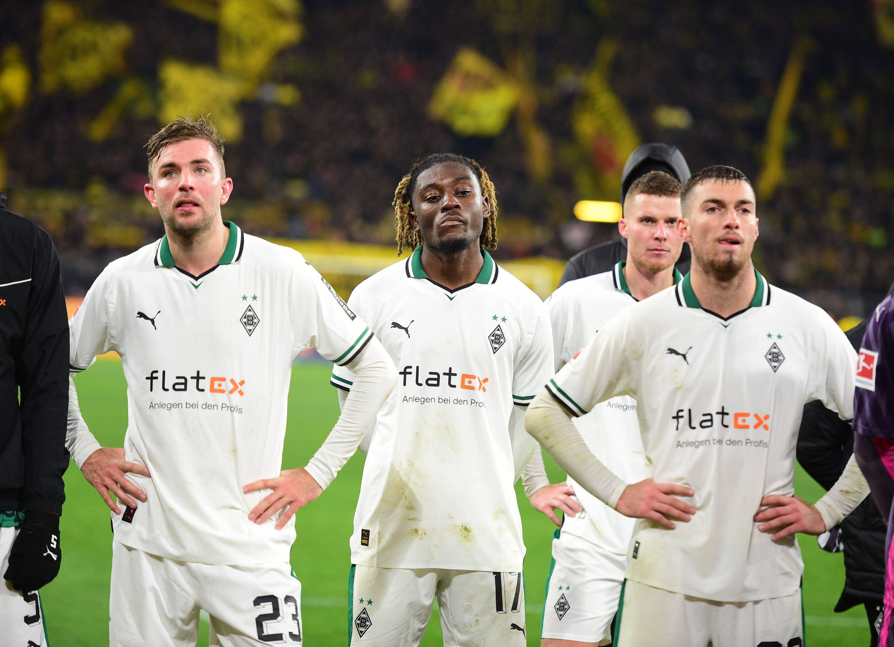 Profis von Borussia Mönchengladbach mit einem enttäuschten Blick.
