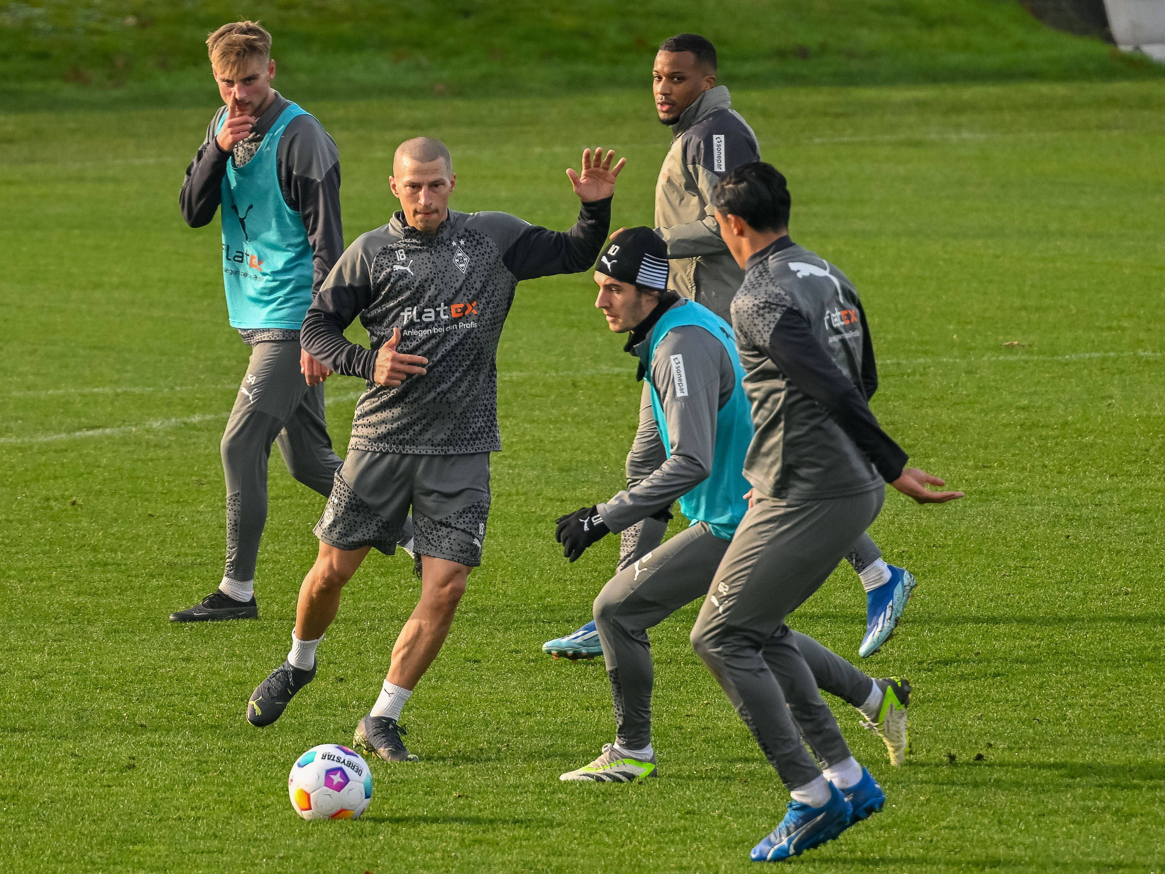 Spieler von Borussia Mönchengladbach in einem Zweikampf im Training.