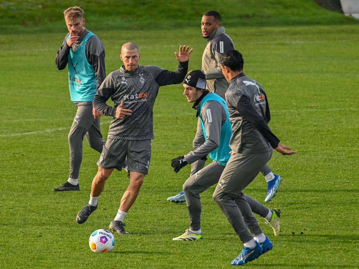 Spieler von Borussia Mönchengladbach in einem Zweikampf im Training.