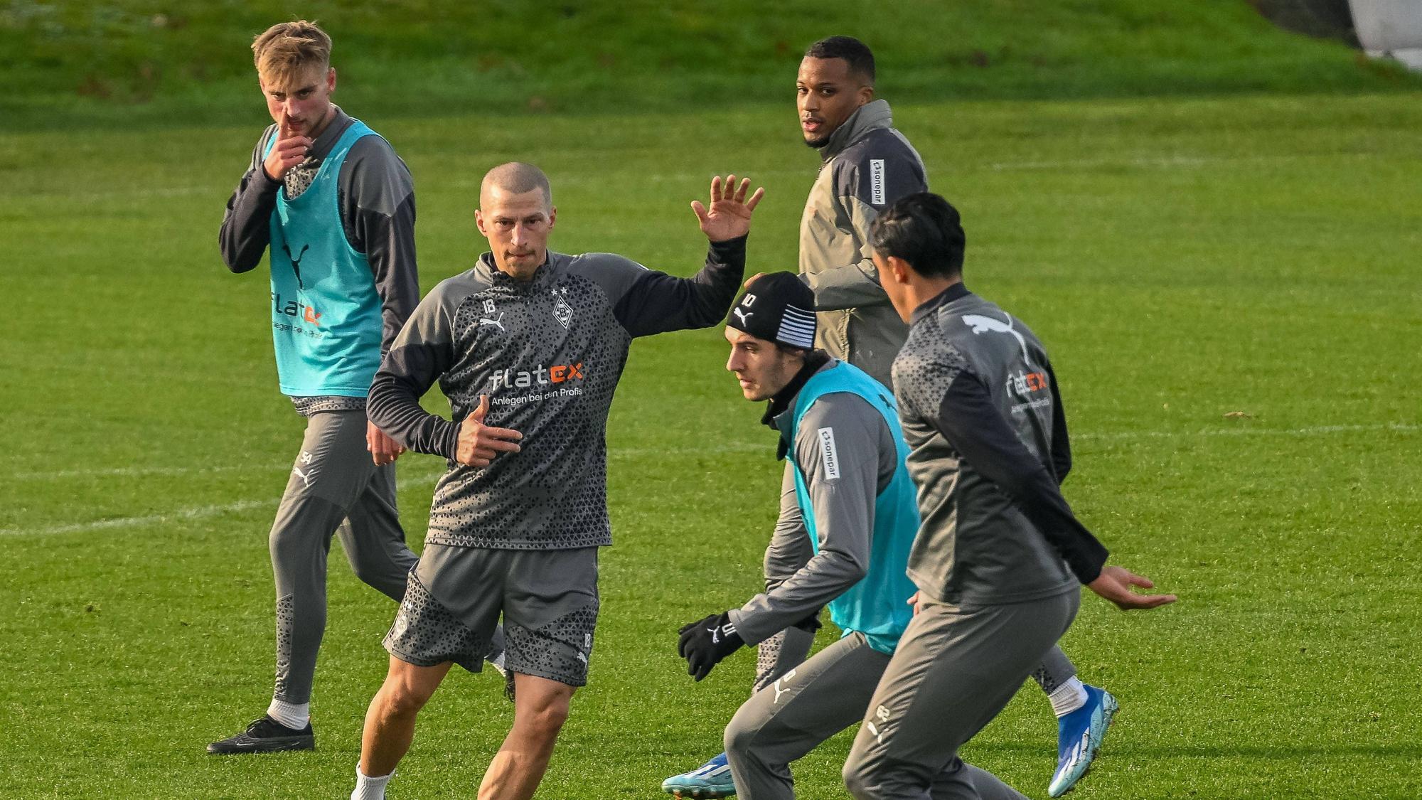 Spieler von Borussia Mönchengladbach in einem Zweikampf im Training.