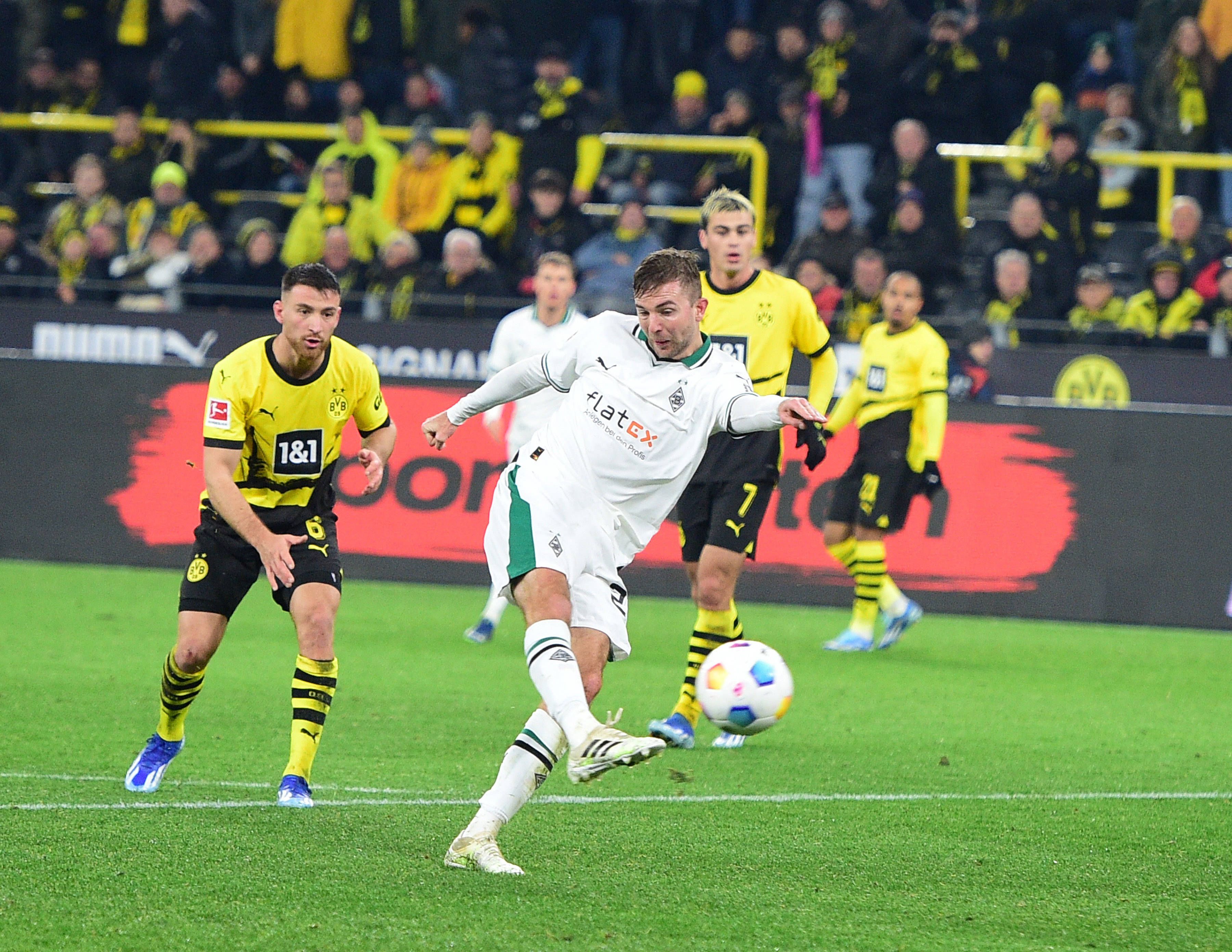Spieler von Borussia Mönchengladbach beim Tor-Abschluss.