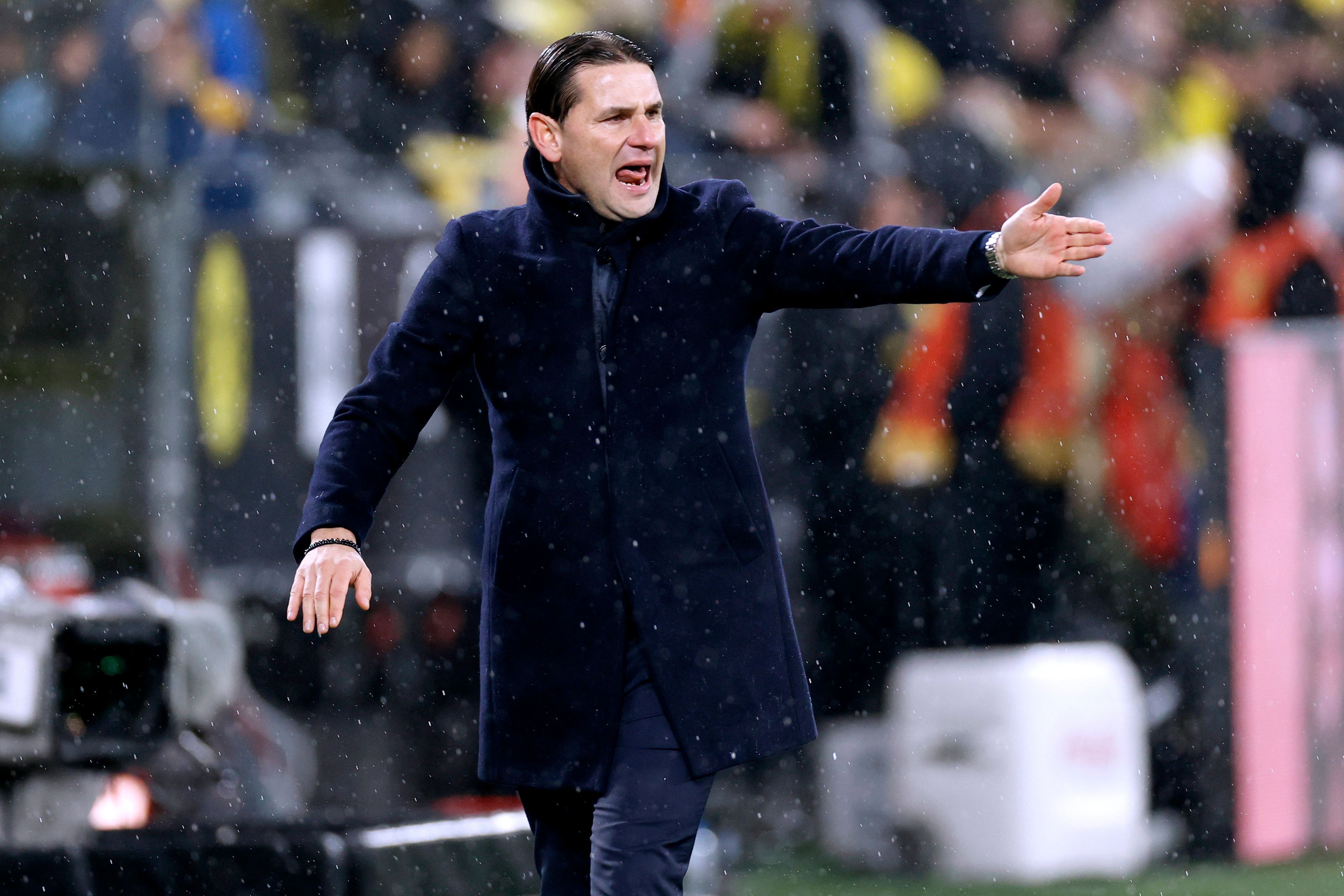 Trainer von Borussia Mönchengladbach streckt den linken Arm heraus und gestikuliert.