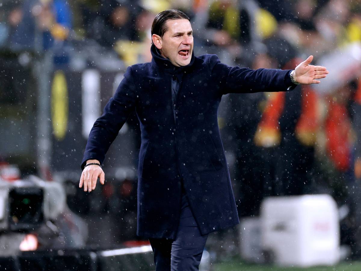 Trainer von Borussia Mönchengladbach streckt den linken Arm heraus und gestikuliert.