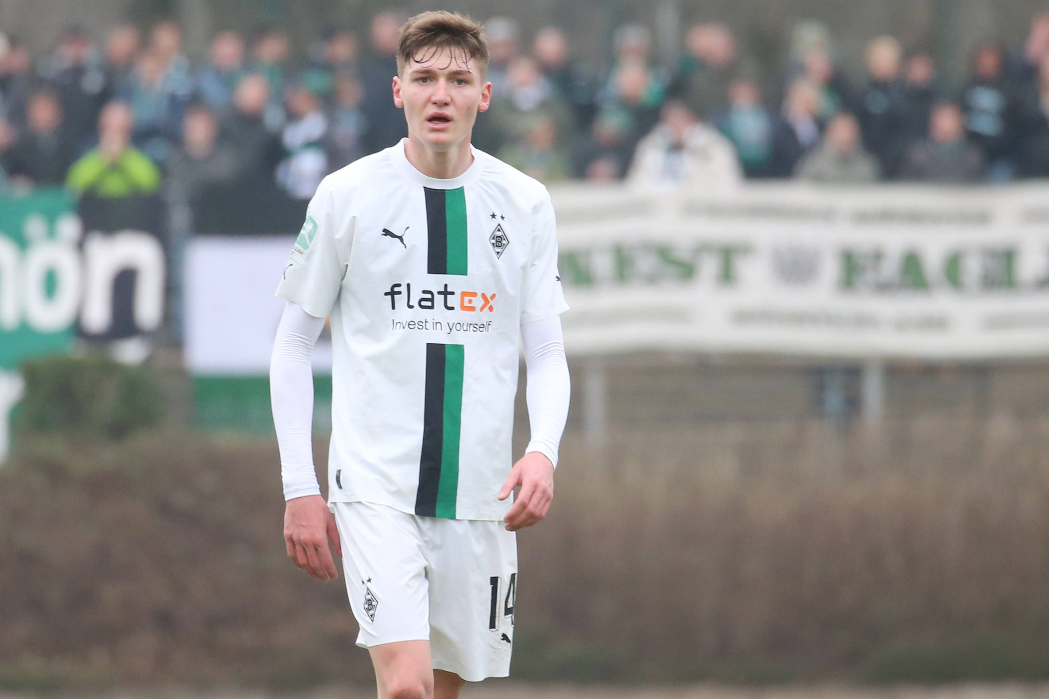 U23-Spieler von Borussia Mönchengladbach blickt konzentriert.