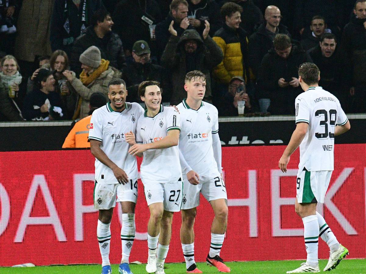 Borussia-Spieler jubeln nach einem Tor mit Rocco Reitz.