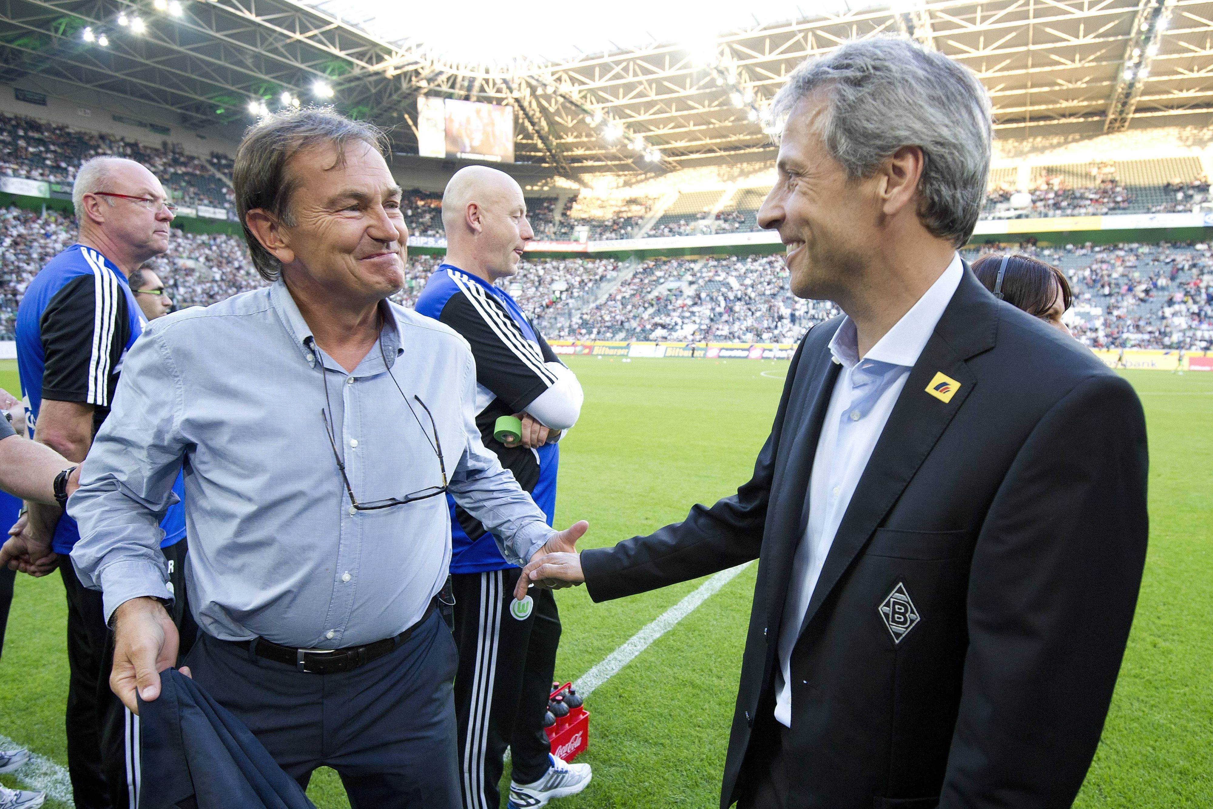 Ewald Lienen (l.) und Lucien Favre begrüßen sich.