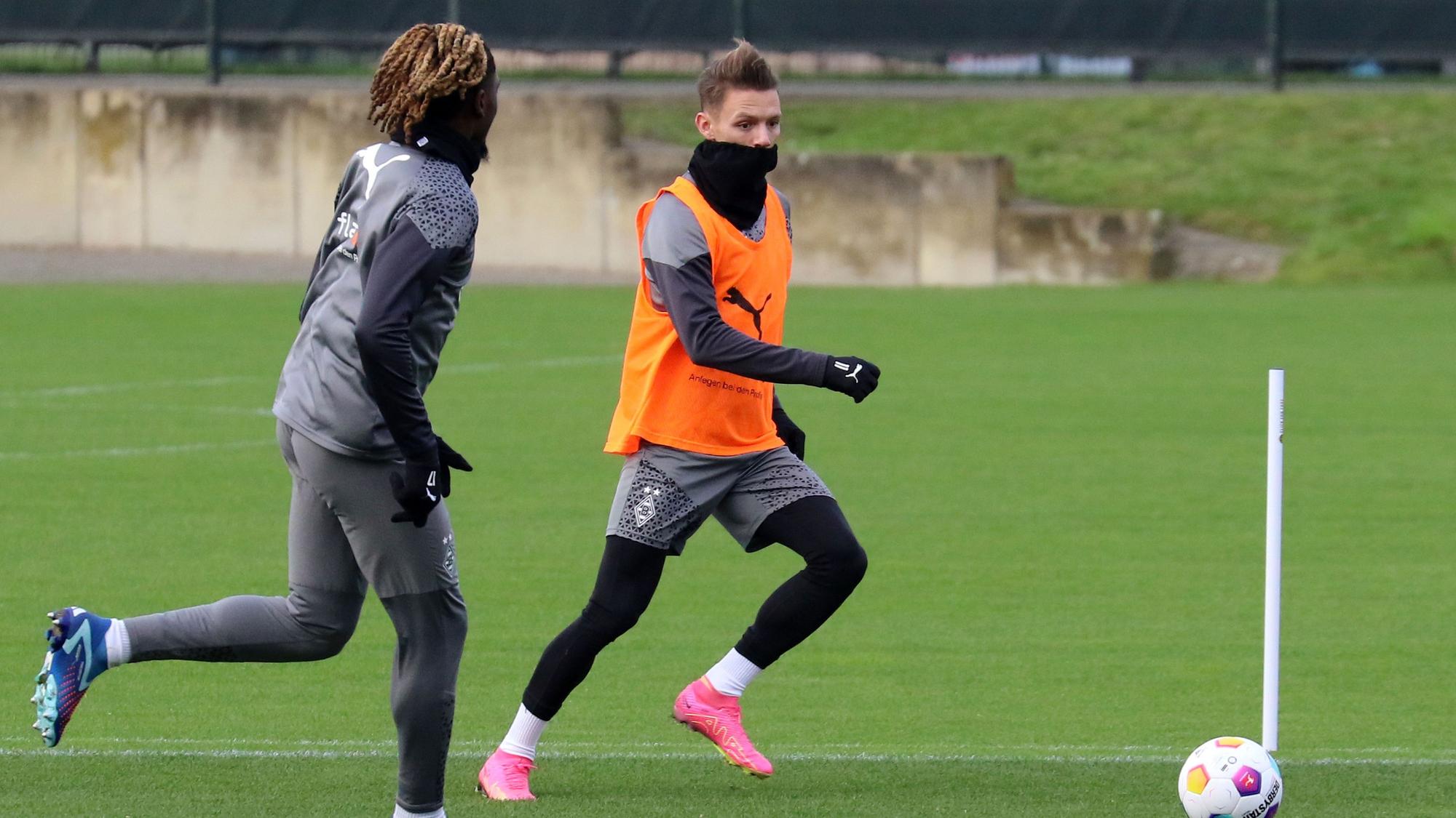 Hannes Wolf am Ball im Borussia-Mannschaftstraining.