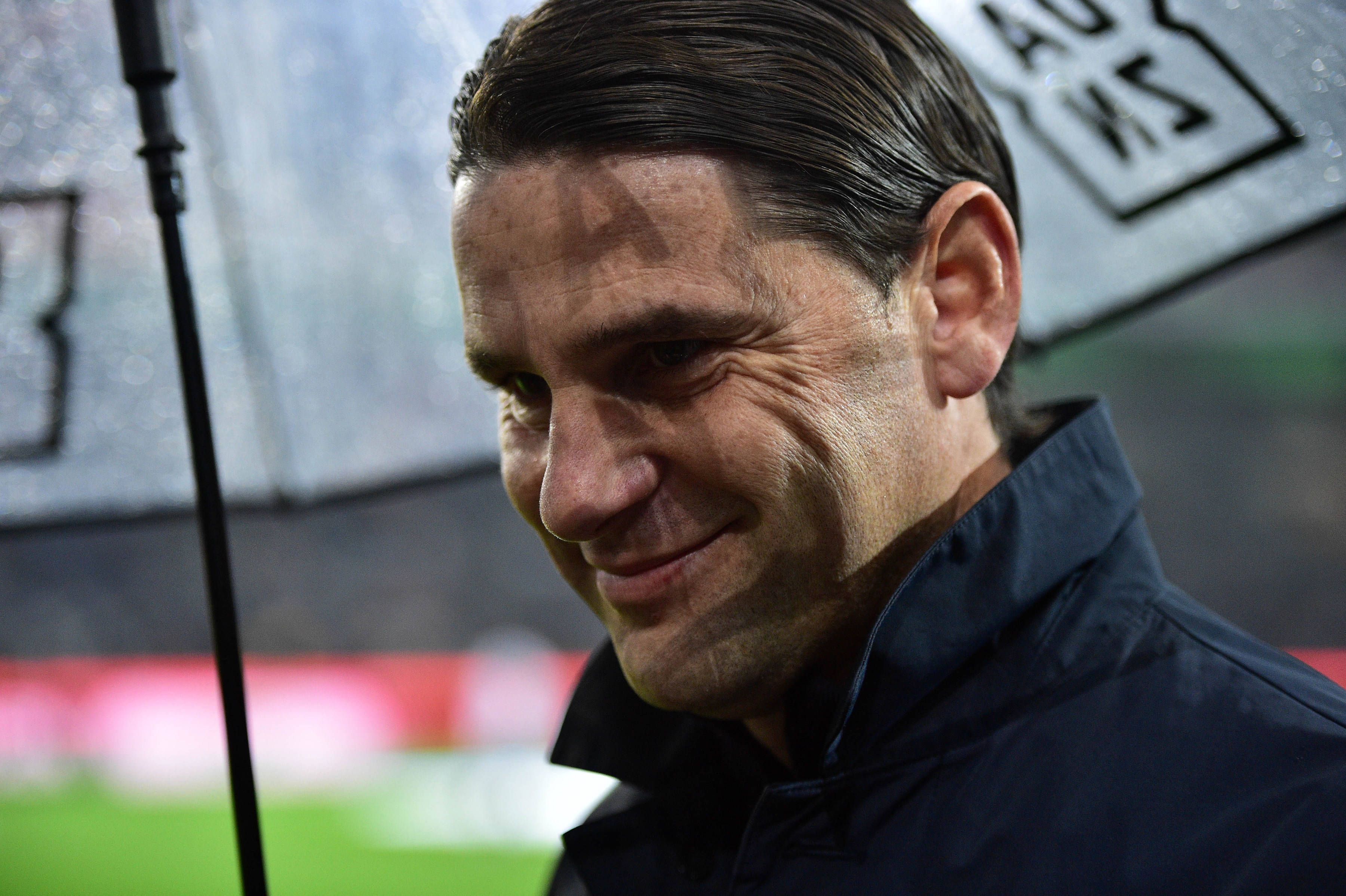 Gerardo Seoane steht am Spielfeldrand im Borussia-Park.