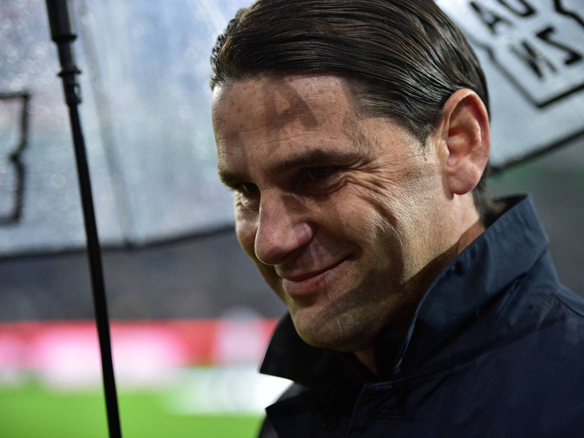 Gerardo Seoane steht am Spielfeldrand im Borussia-Park.