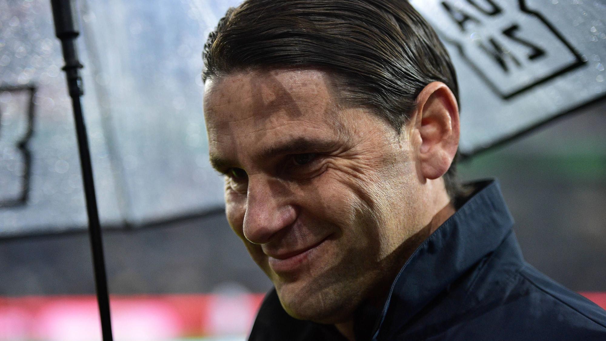 Gerardo Seoane steht am Spielfeldrand im Borussia-Park.