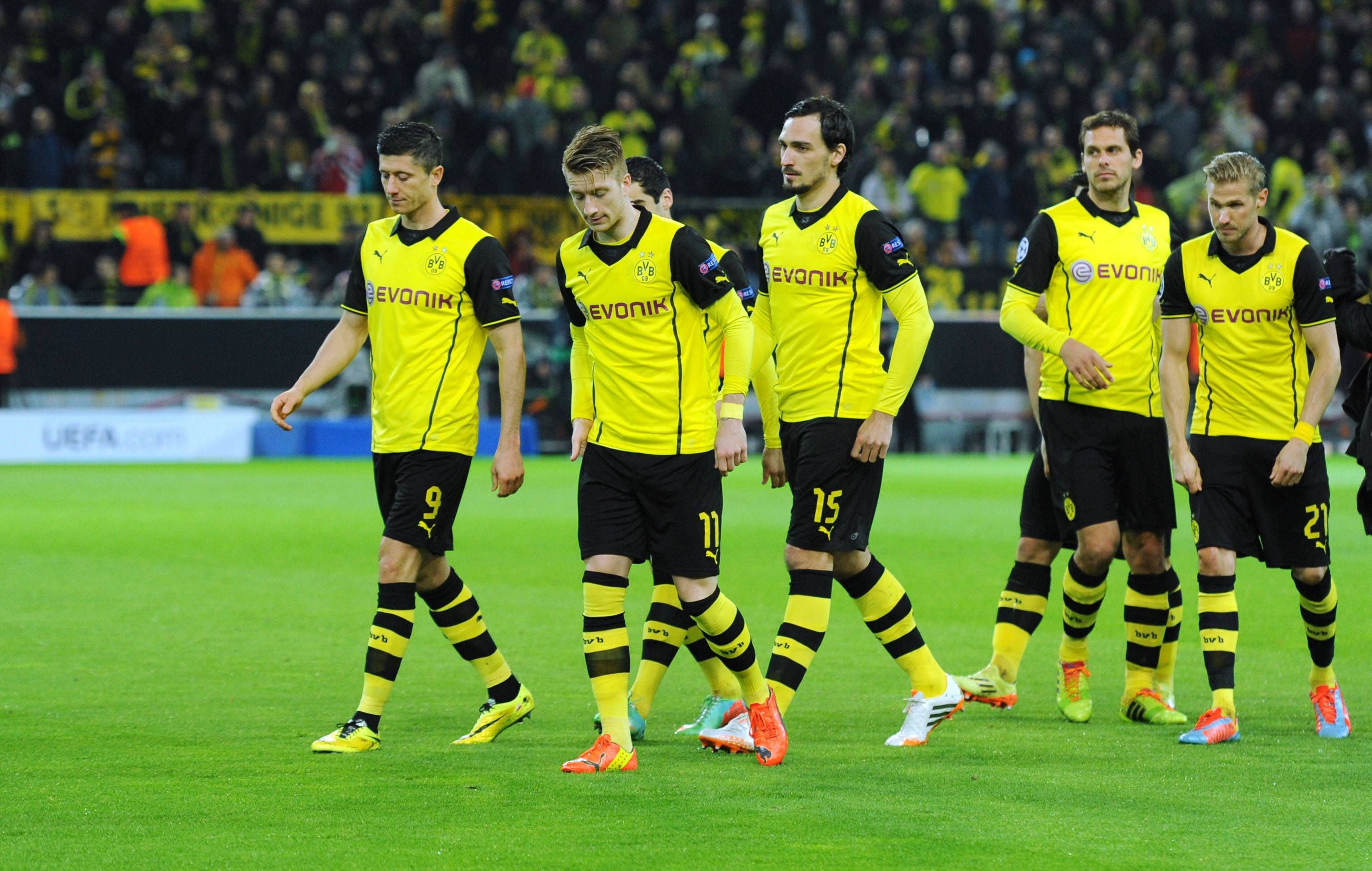 Die Mannschaft von Borussia Dortmund macht sich zum Anstoß bereit.