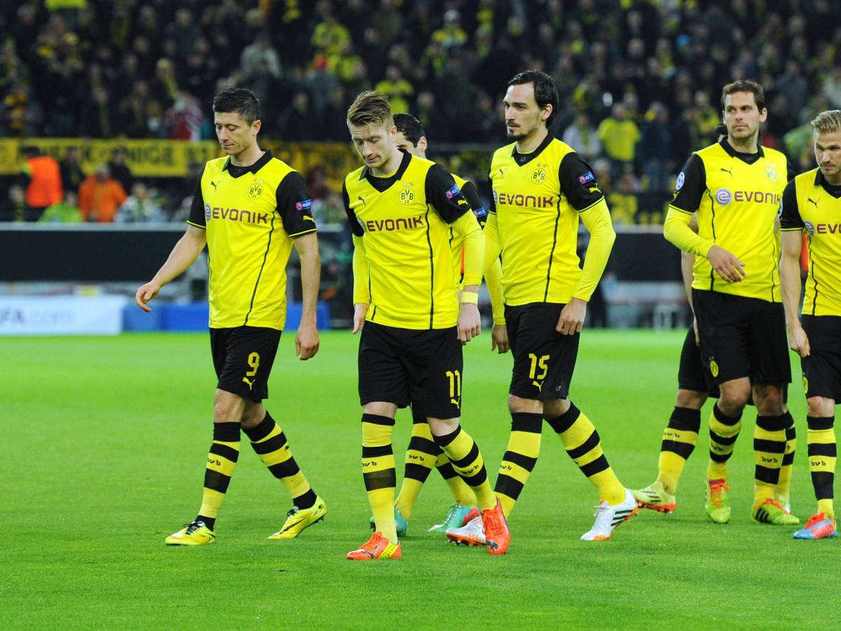 Die Mannschaft von Borussia Dortmund macht sich zum Anstoß bereit.