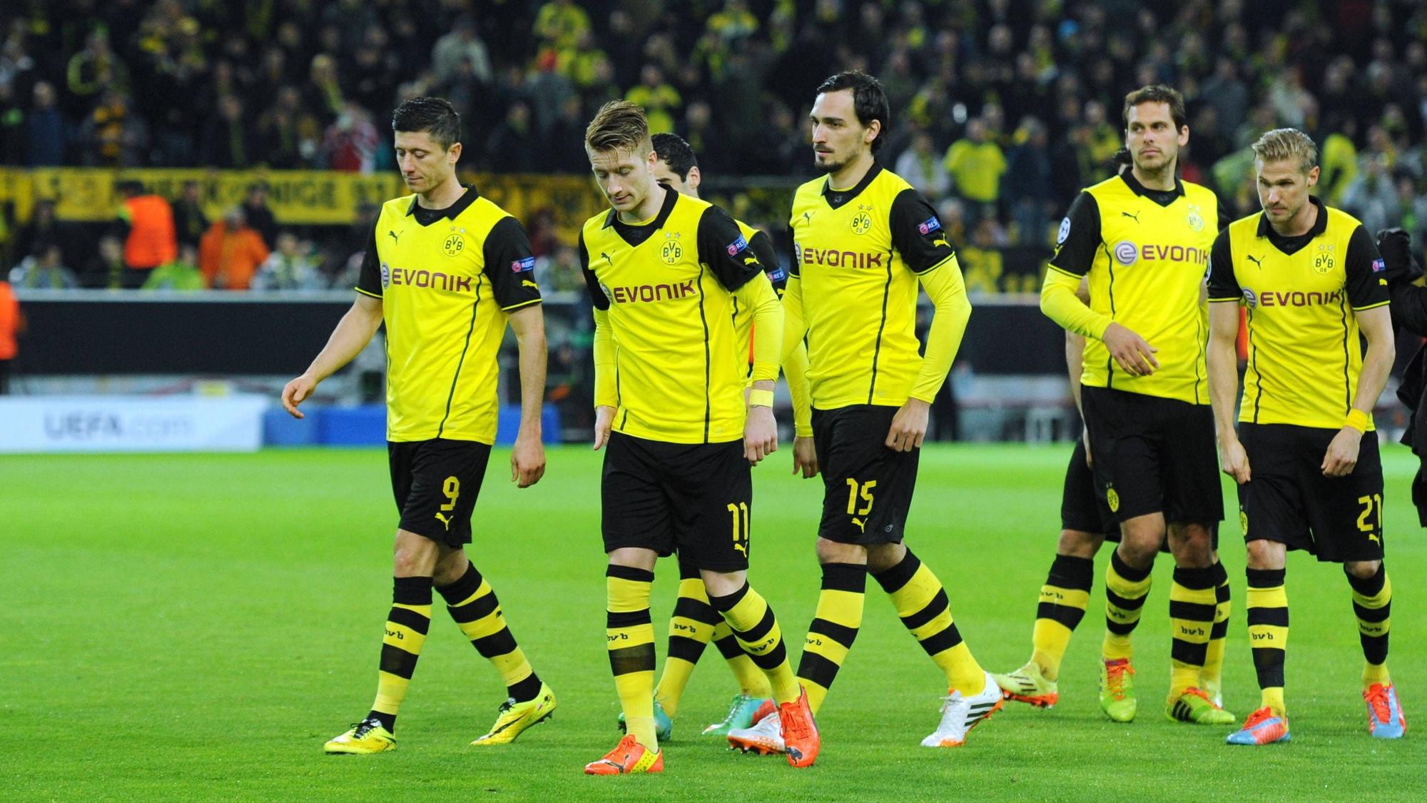 Die Mannschaft von Borussia Dortmund macht sich zum Anstoß bereit.