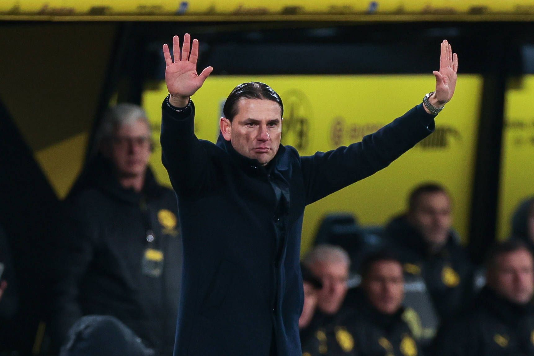 Gerardo Seoane hebt beide Hände am Spielfeldrand in Dortmund.