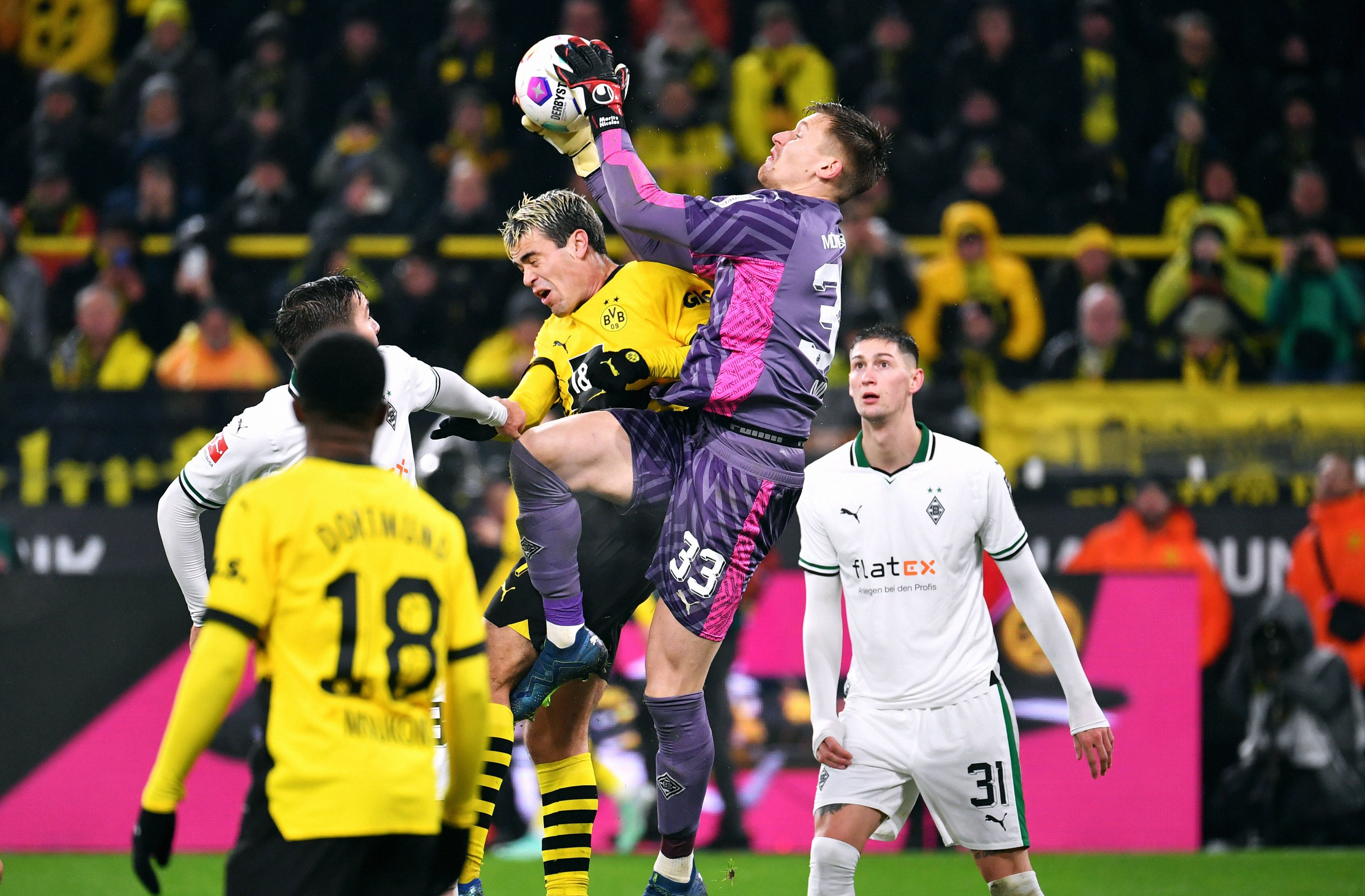 Moritz Nicolas (2.v.r.) fängt eine Hereingabe vor BVB-Star Giovanni Reyna ab.