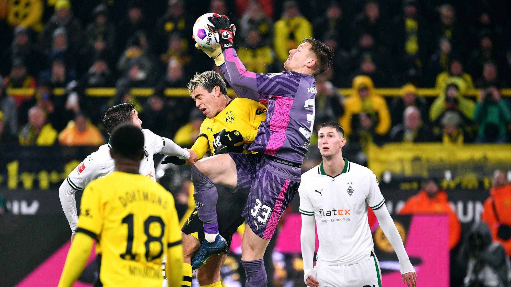 Moritz Nicolas (2.v.r.) fängt eine Hereingabe vor BVB-Star Giovanni Reyna ab.
