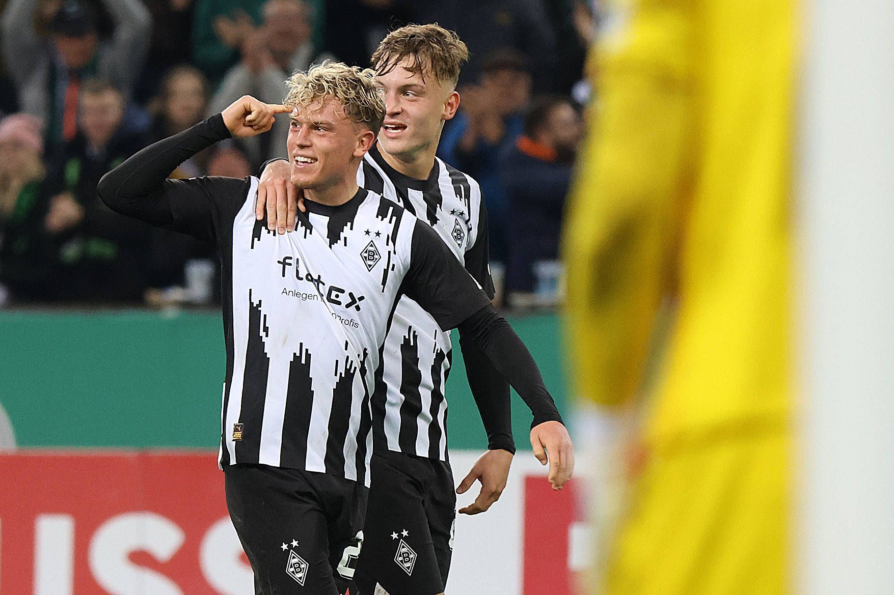 Robin Hack feiert seinen ersten Pflichtspiel-Treffer für Borussia Mönchengladbach.