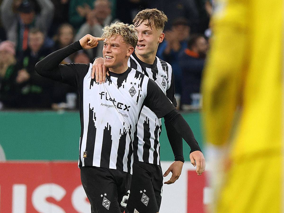 Robin Hack feiert seinen ersten Pflichtspiel-Treffer für Borussia Mönchengladbach.