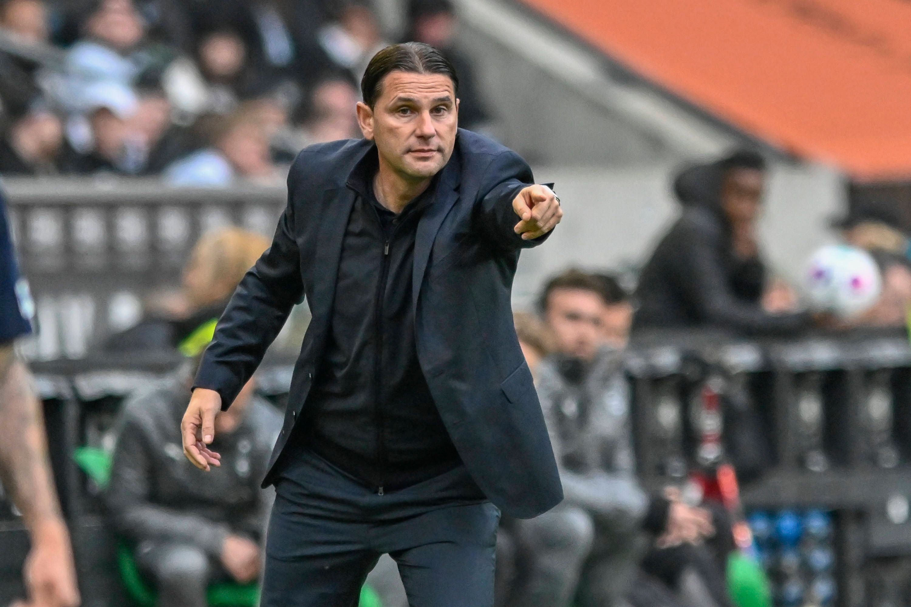 Gerardo Seoane gibt Anweisungen am Spielfeldrand.