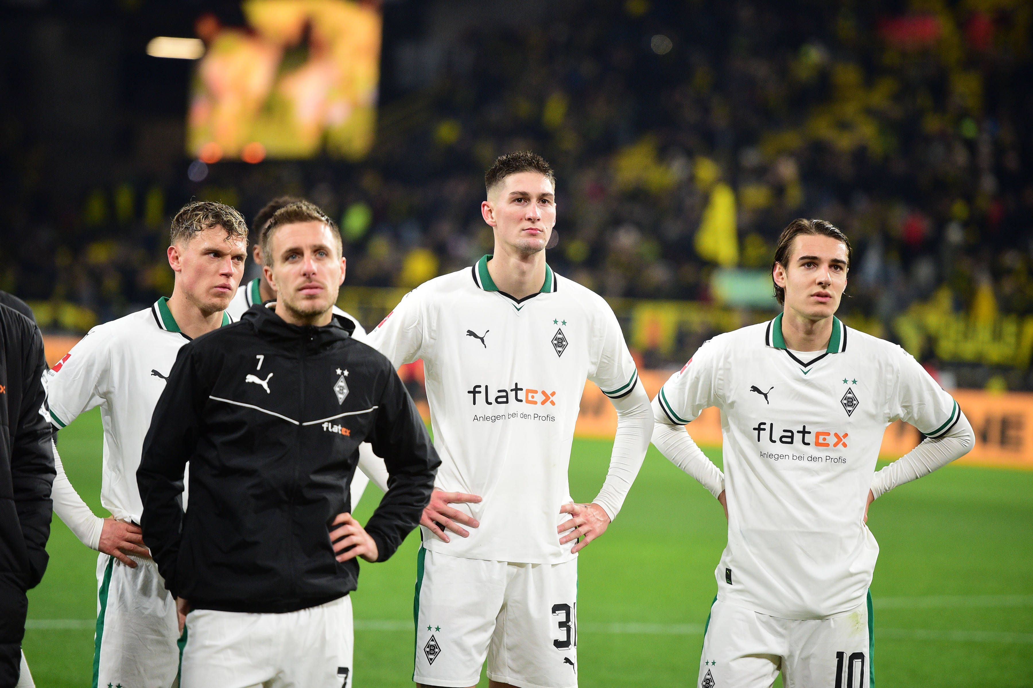 Die Gladbach-Spieler stehen nach dem Spiel im Dortmund vor dem Gästeblock.