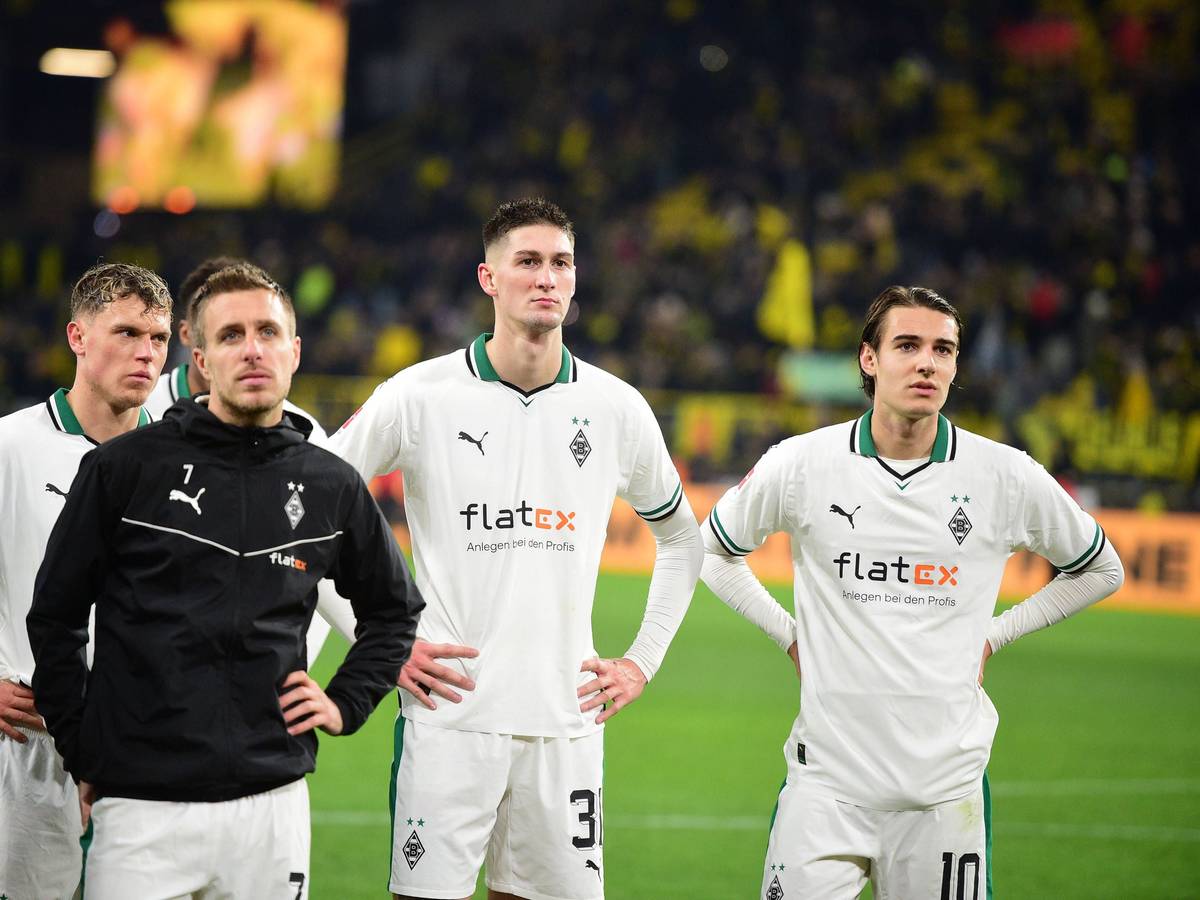 Die Gladbach-Spieler stehen nach dem Spiel im Dortmund vor dem Gästeblock.