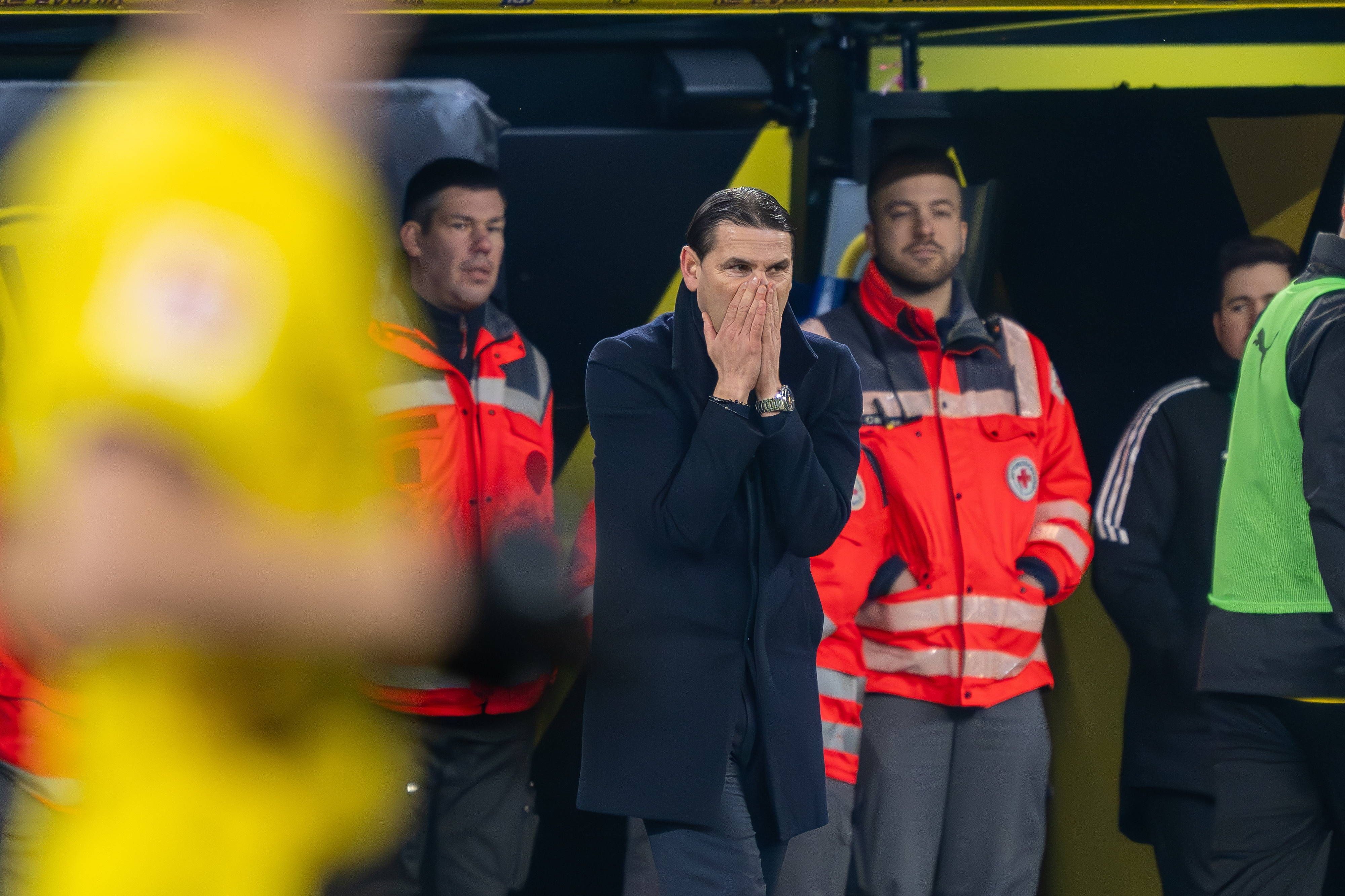 Gerardo Seoane hält sich die Hände vor den Mund.