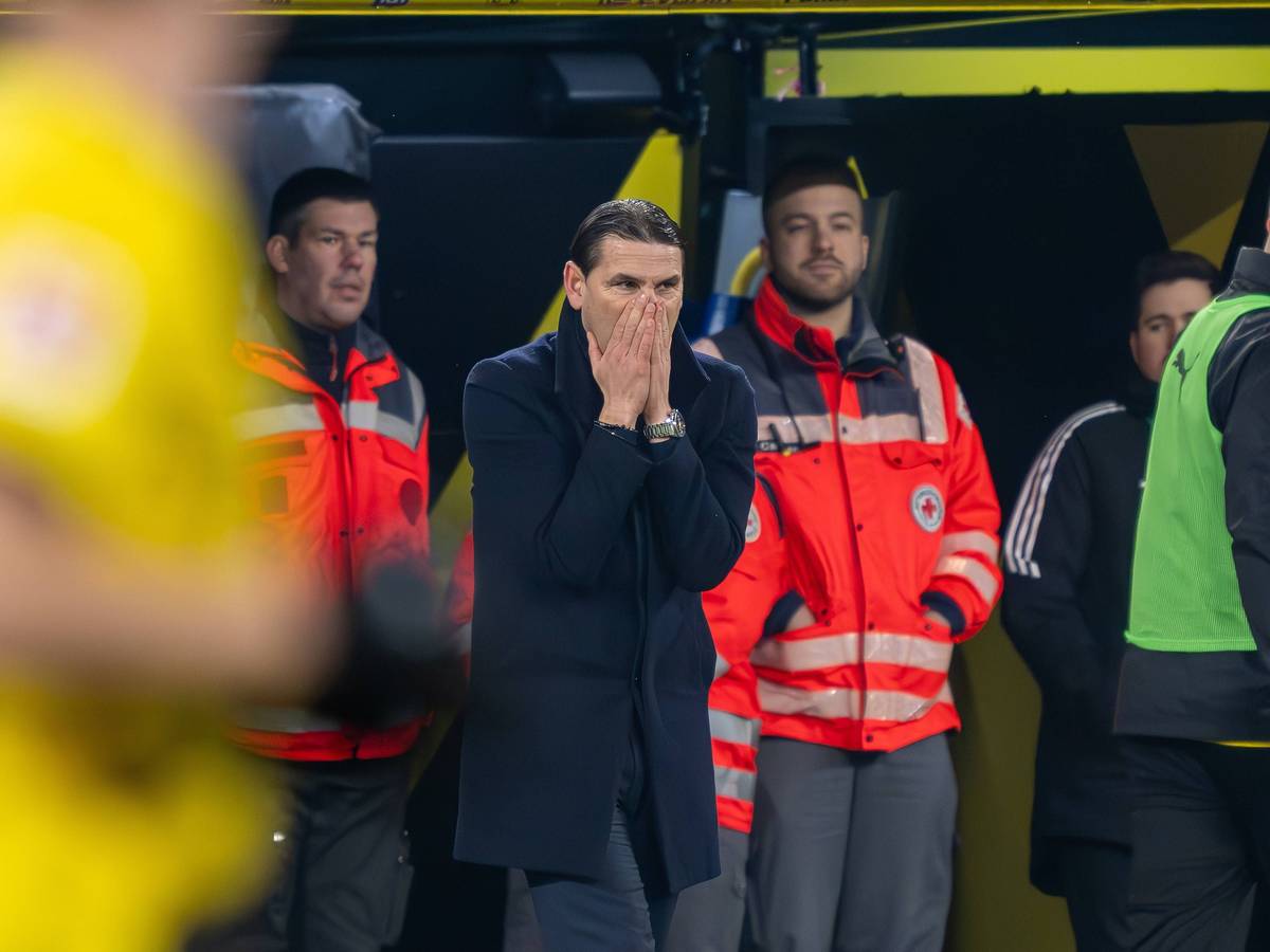 Gerardo Seoane hält sich die Hände vor den Mund.