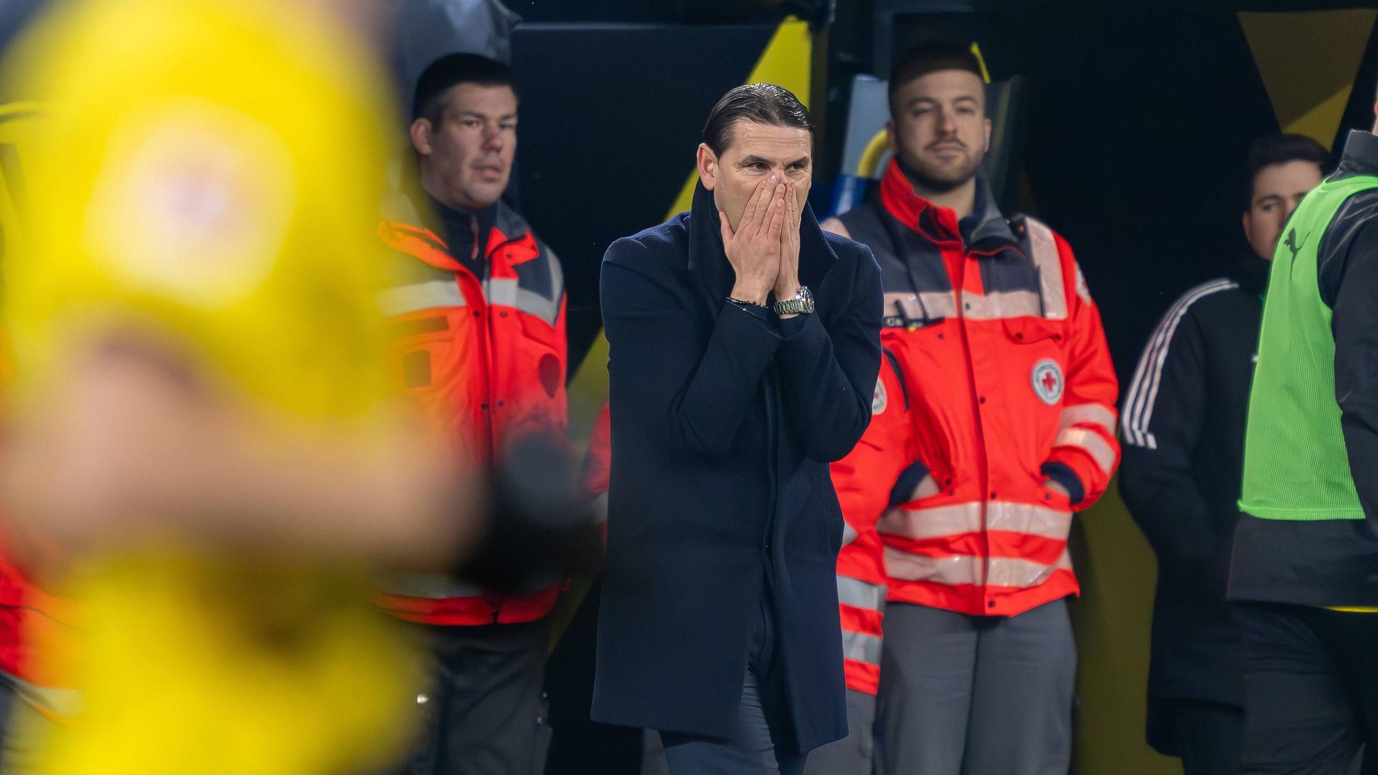 Gerardo Seoane hält sich die Hände vor den Mund.