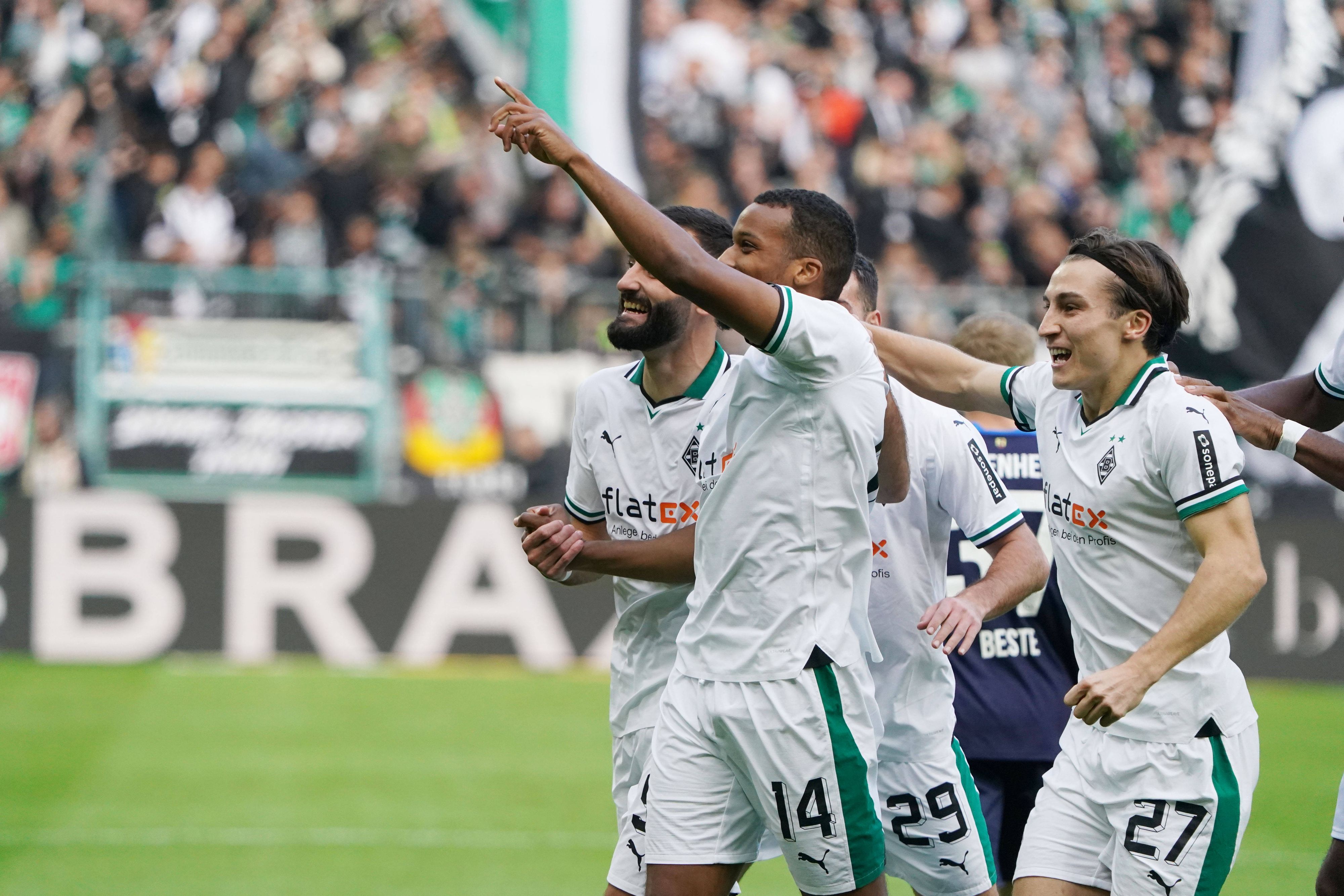 Alassane Plea beim Torjubel mit seinen Teamkollegen.