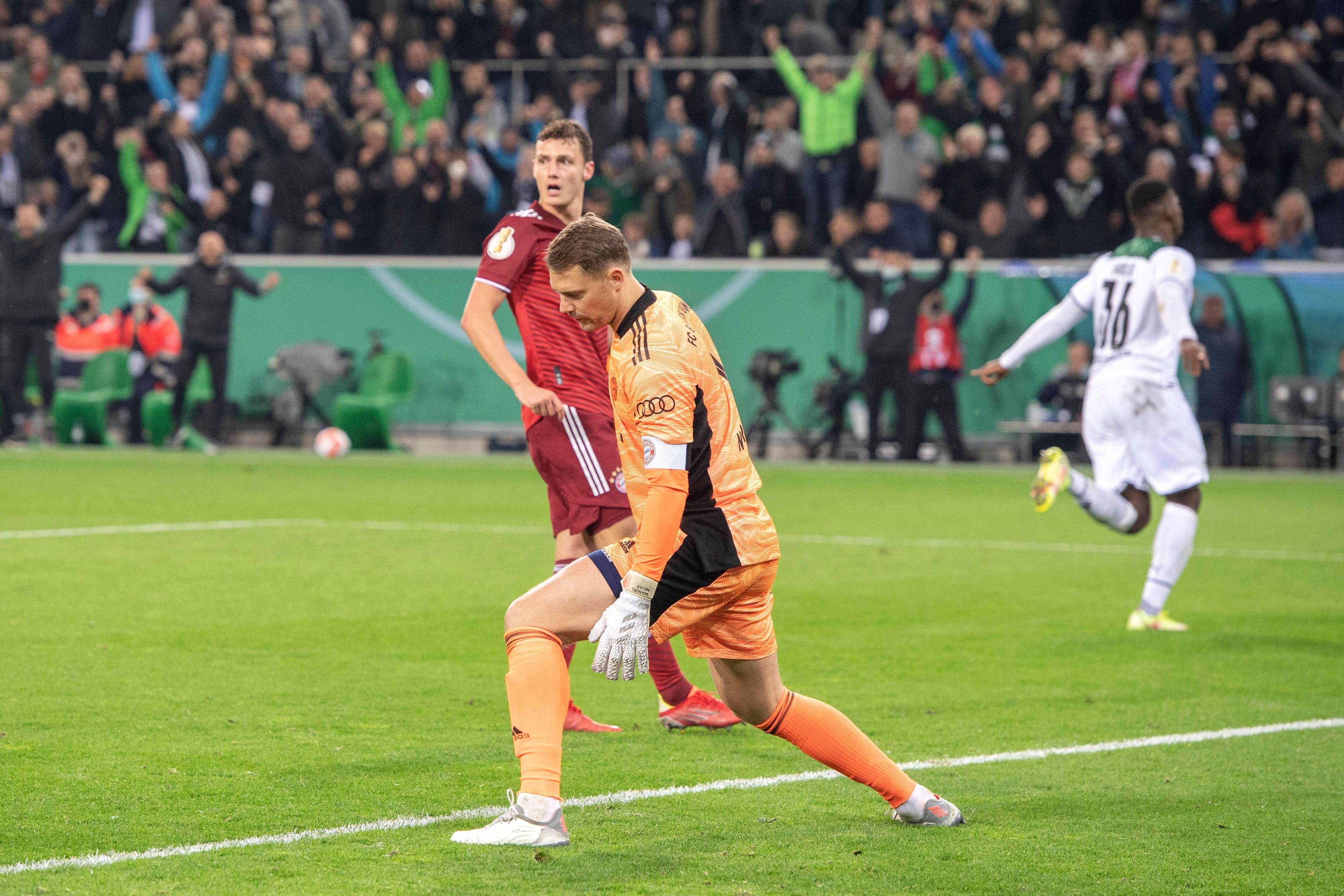 Manuel Neuer und Benjamin Pavard sind frustriert nach einem Gegentor. Im Hintergrund jubelt Breel Embolo.