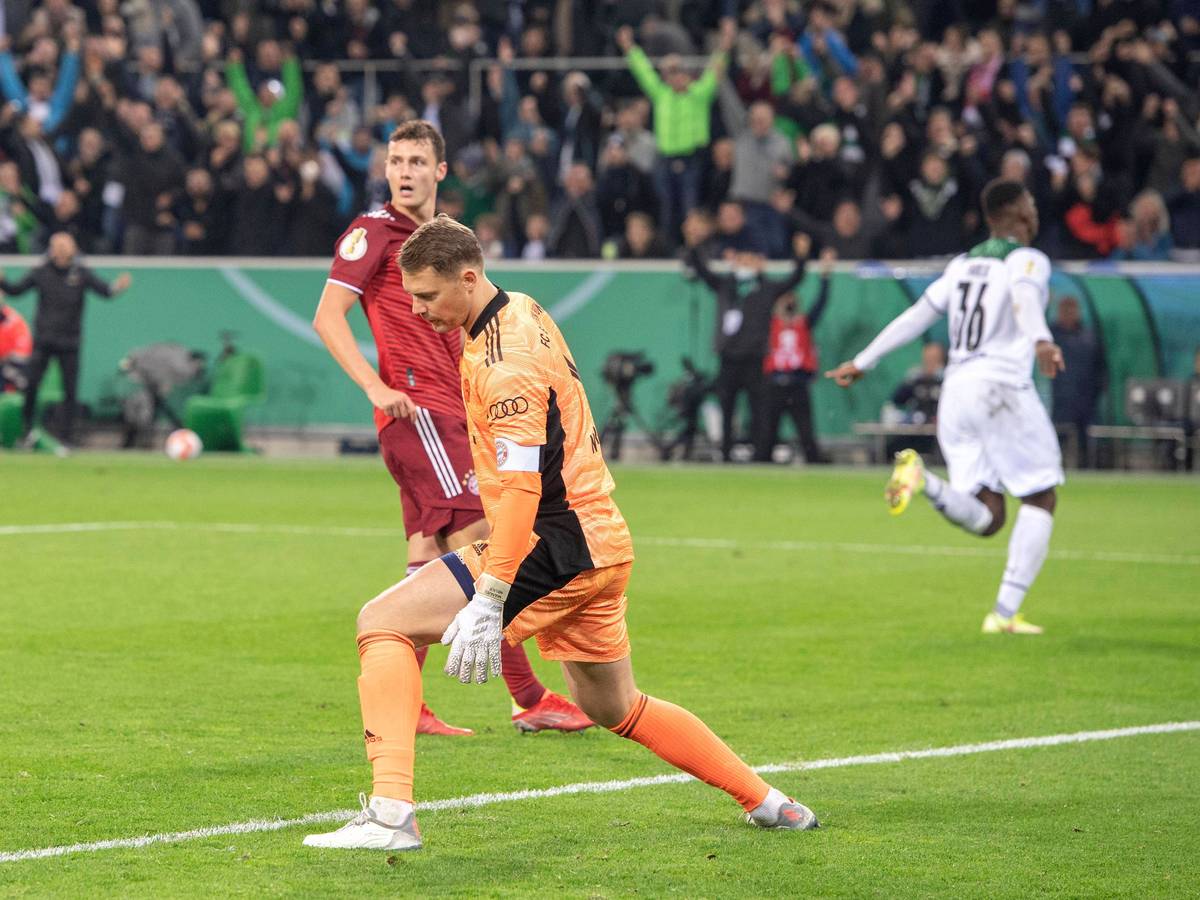 Manuel Neuer und Benjamin Pavard sind frustriert nach einem Gegentor. Im Hintergrund jubelt Breel Embolo.