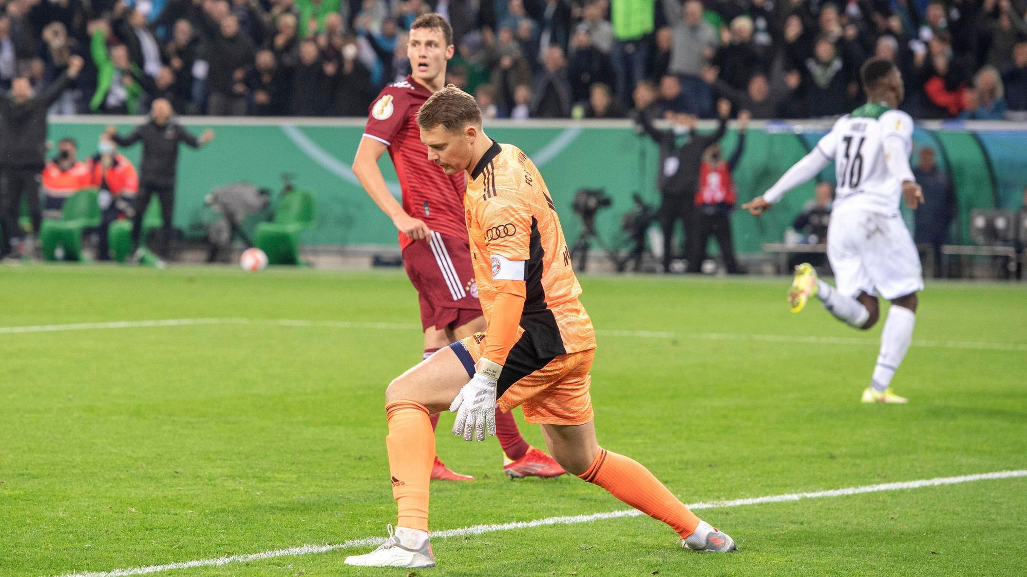 Manuel Neuer und Benjamin Pavard sind frustriert nach einem Gegentor. Im Hintergrund jubelt Breel Embolo.