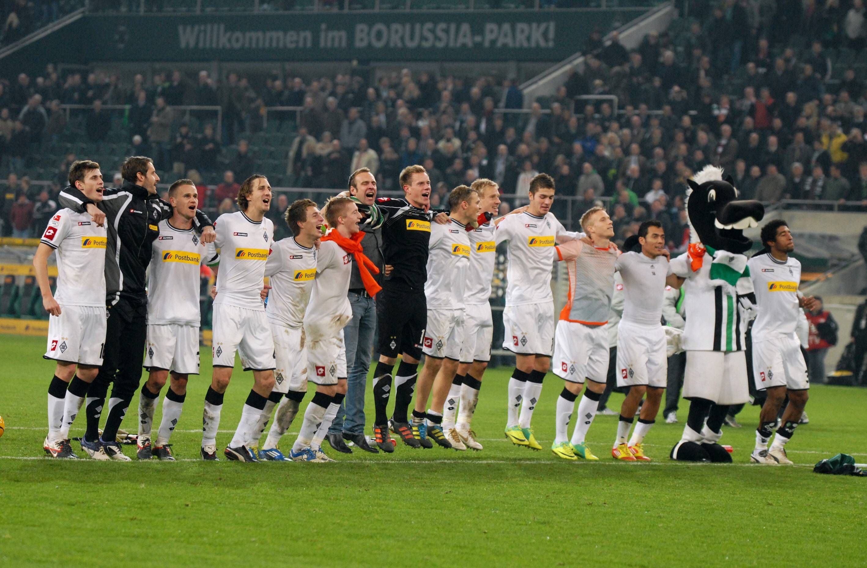 Die Borussia-Spieler feiern vor der Nordkurve.