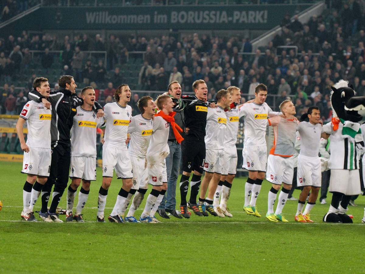 Die Borussia-Spieler feiern vor der Nordkurve.