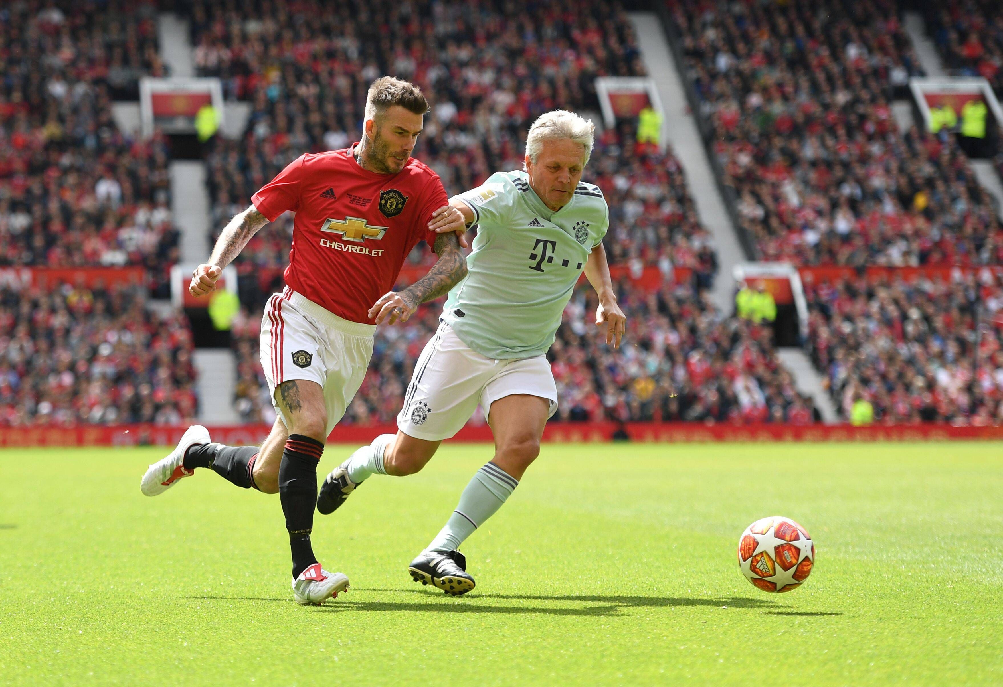 Marcel Witeczek bestreitet einen Zweikampf mit David Beckham.