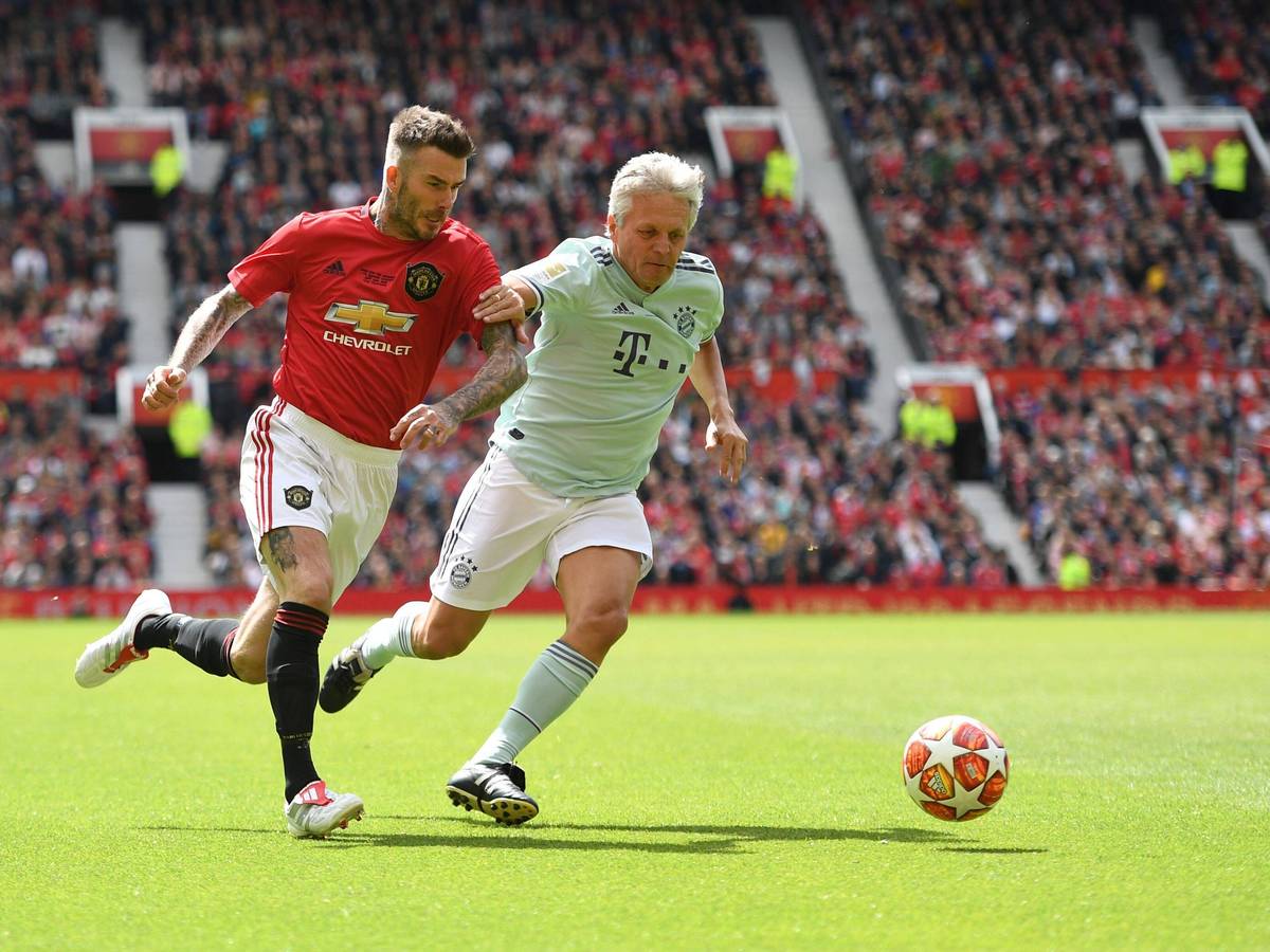 Marcel Witeczek bestreitet einen Zweikampf mit David Beckham.