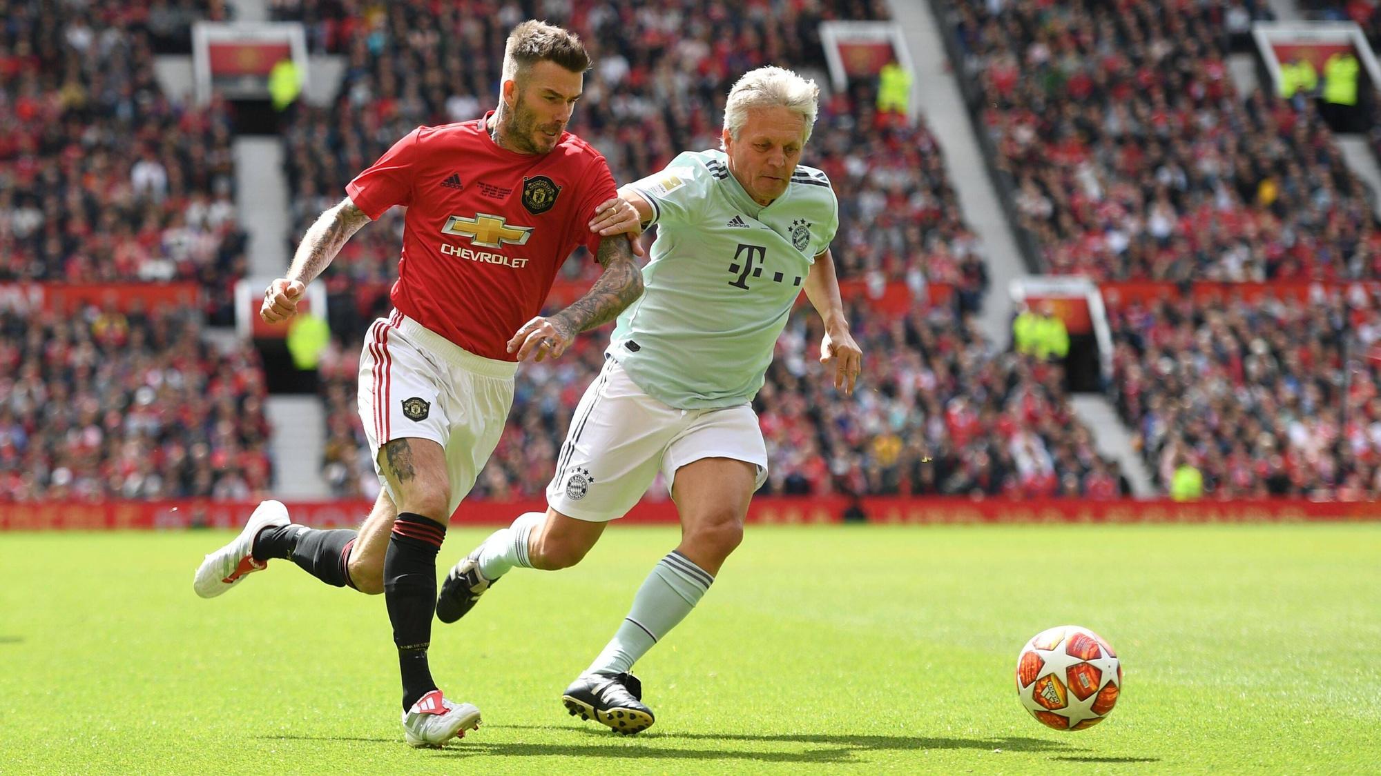 Marcel Witeczek bestreitet einen Zweikampf mit David Beckham.