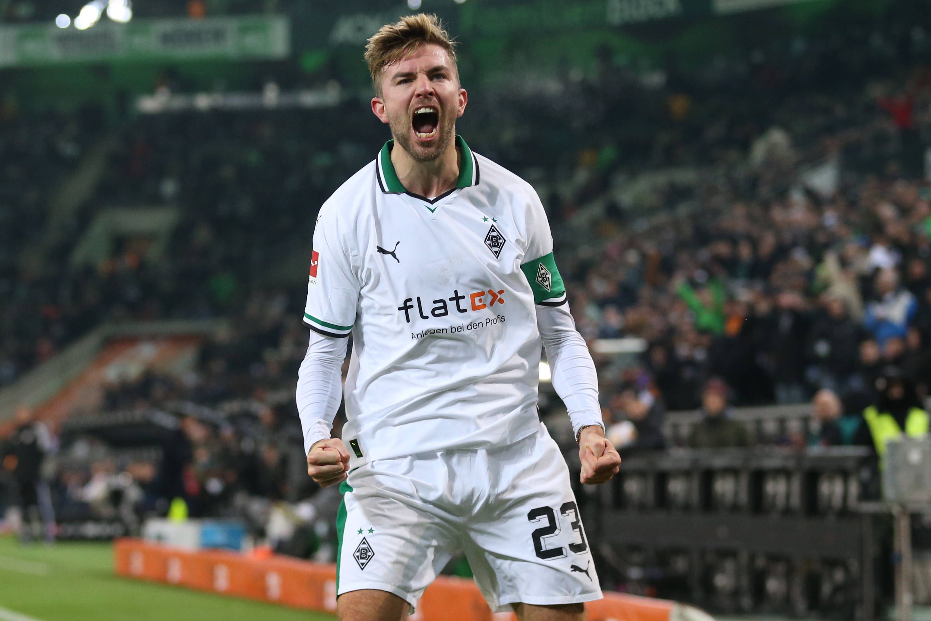 Christoph Kramer mit einem Freudenschrei vor der Tribüne.