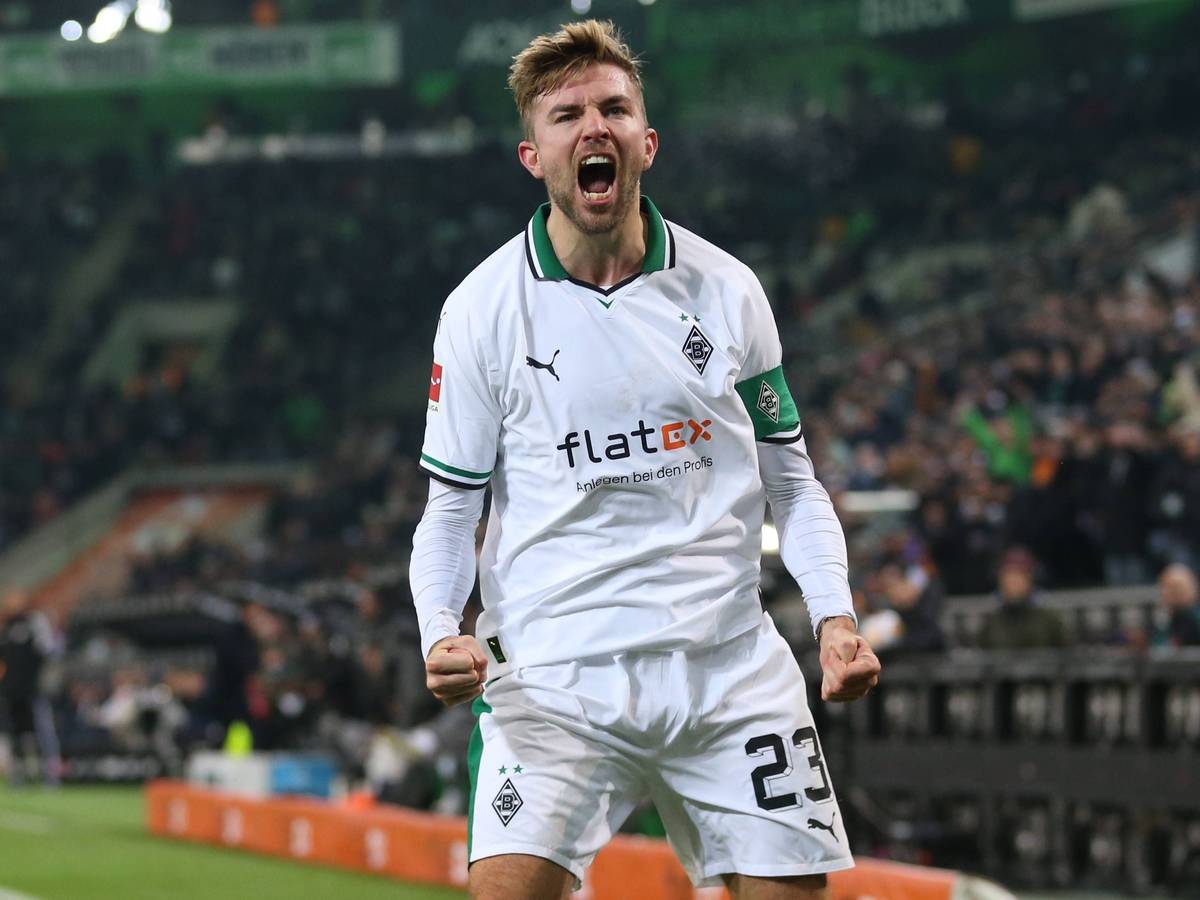 Christoph Kramer mit einem Freudenschrei vor der Tribüne.