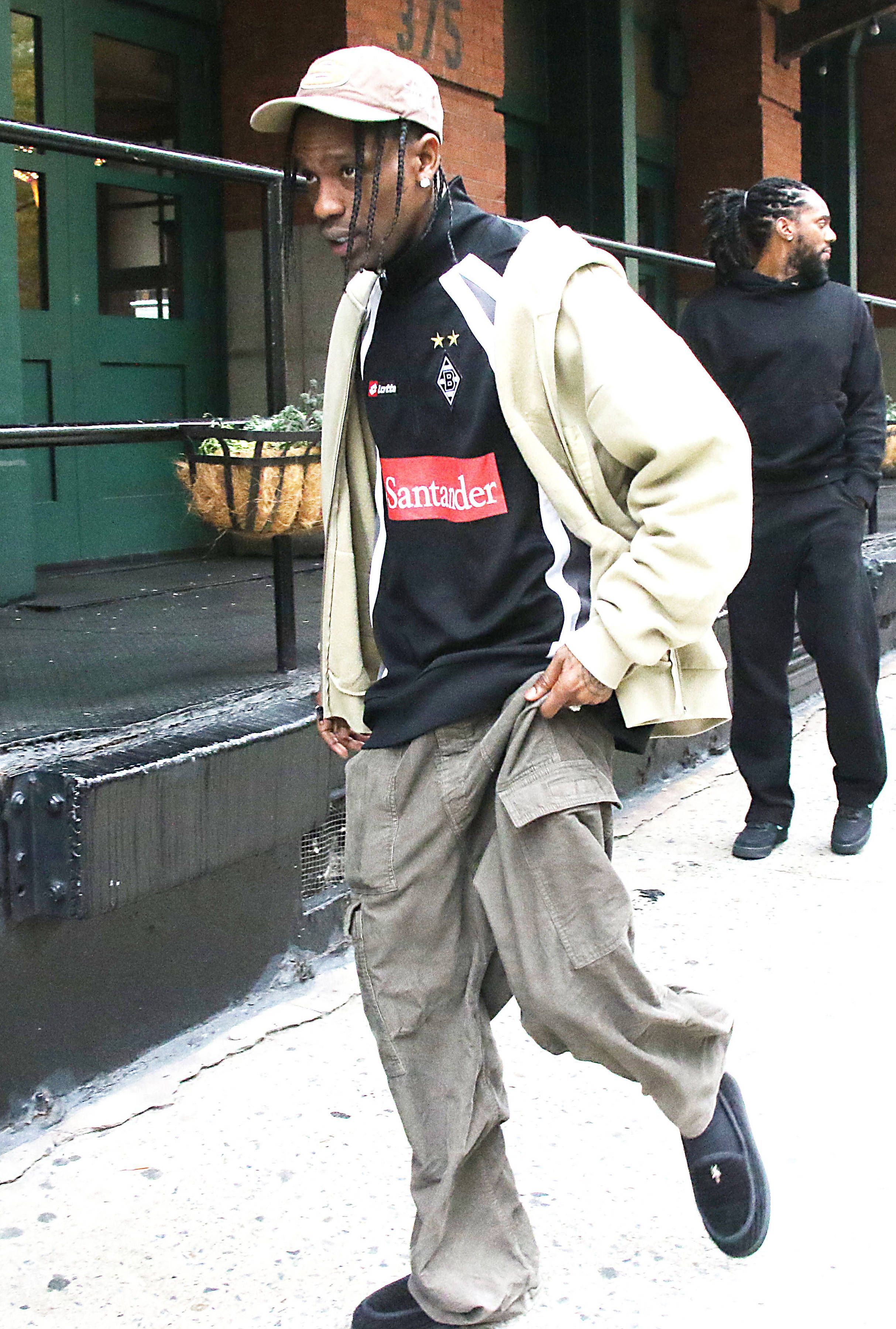 Travis Scott in einem Borussia-Trainingsoberteil.