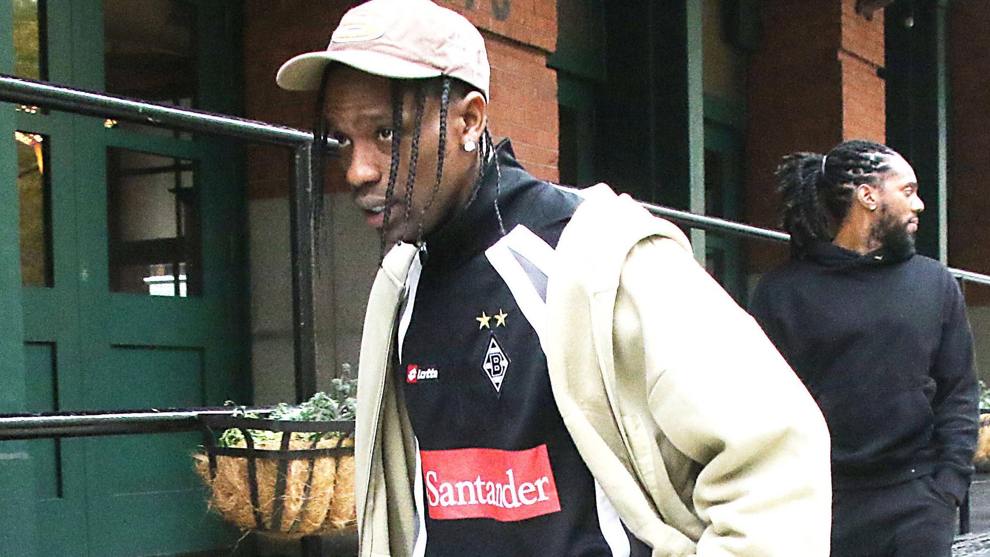 Travis Scott in einem Borussia-Trainingsoberteil.