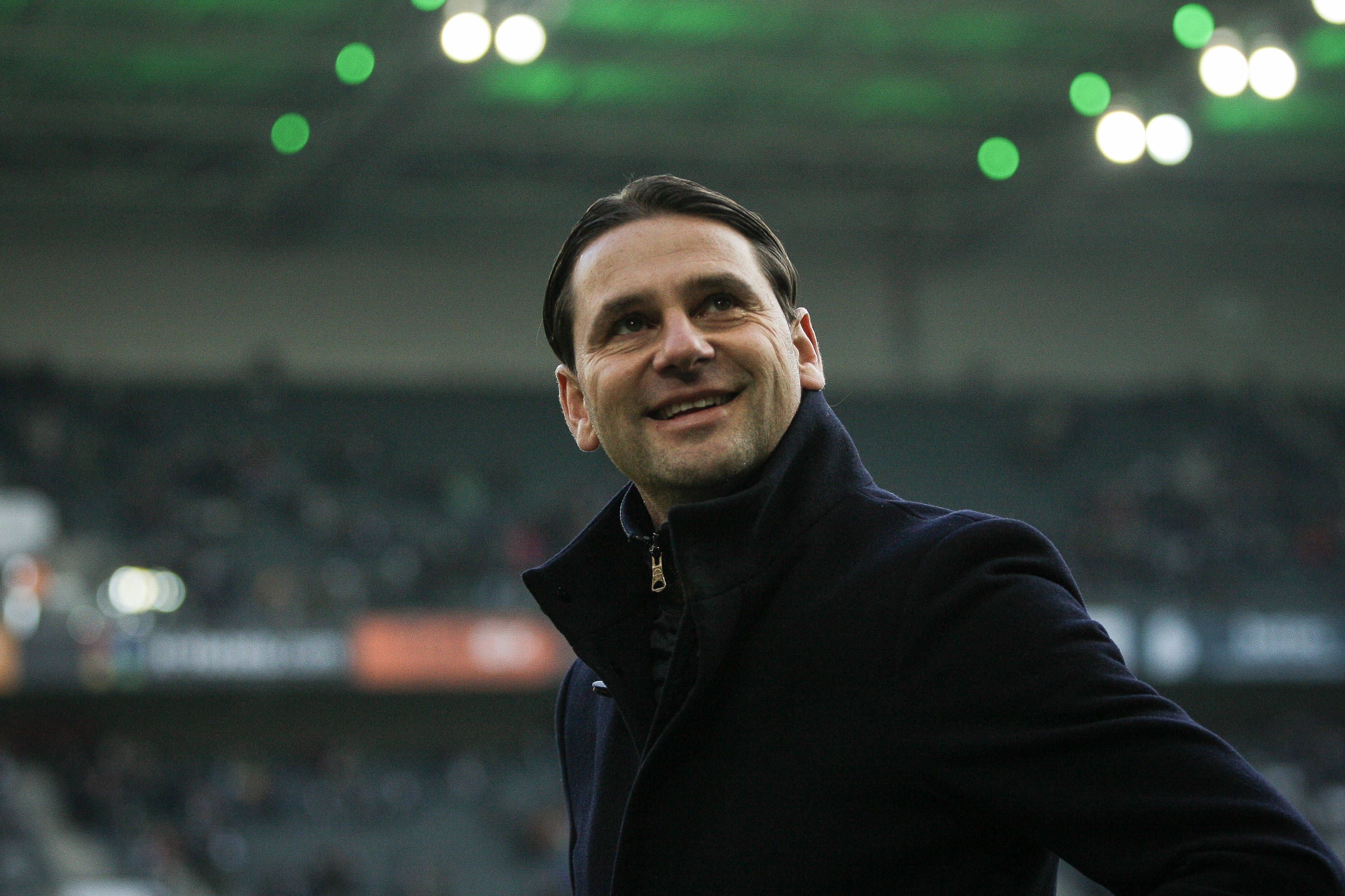 Trainer von Borussia Mönchengladbach lächelt.