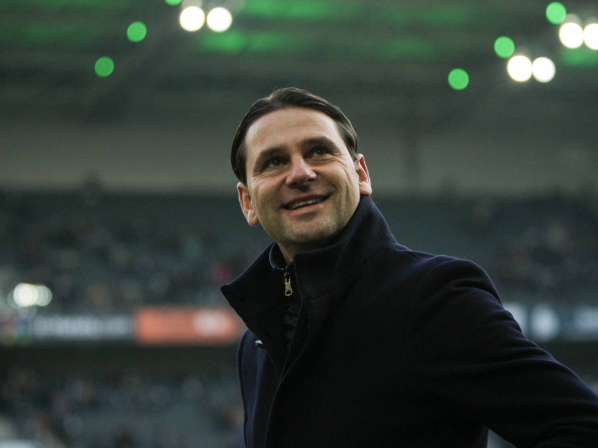 Trainer von Borussia Mönchengladbach lächelt.