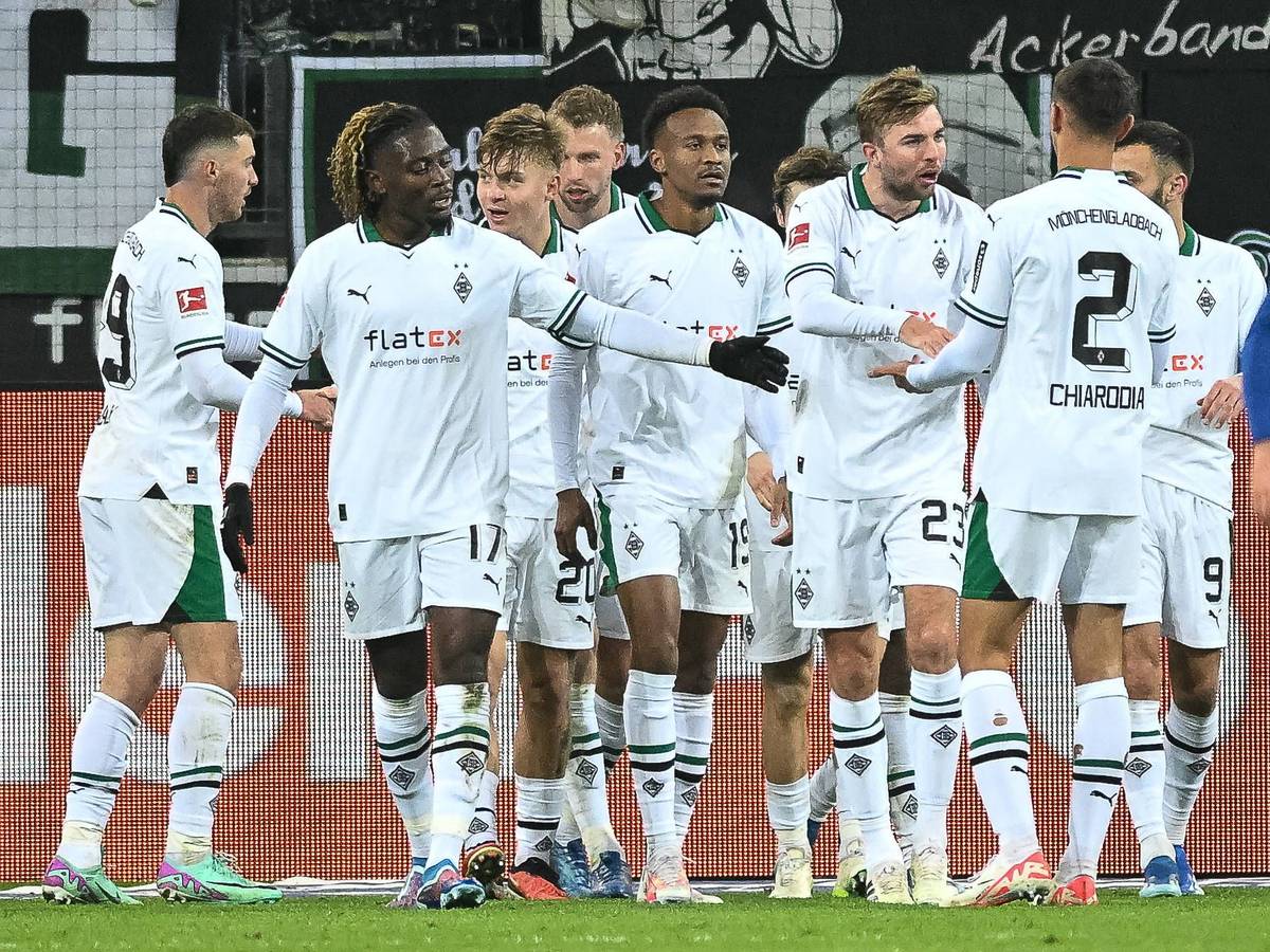 Spieler von Borussia Mönchengladbach bejubeln einen Treffer.