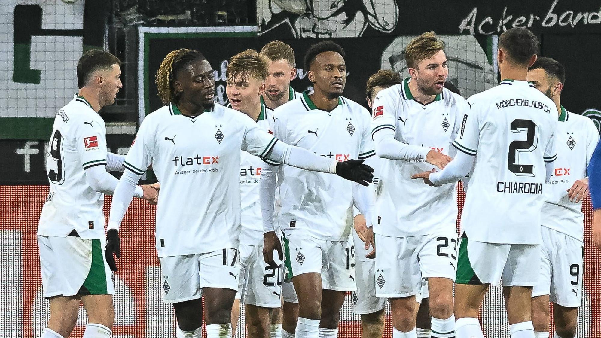 Spieler von Borussia Mönchengladbach bejubeln einen Treffer.