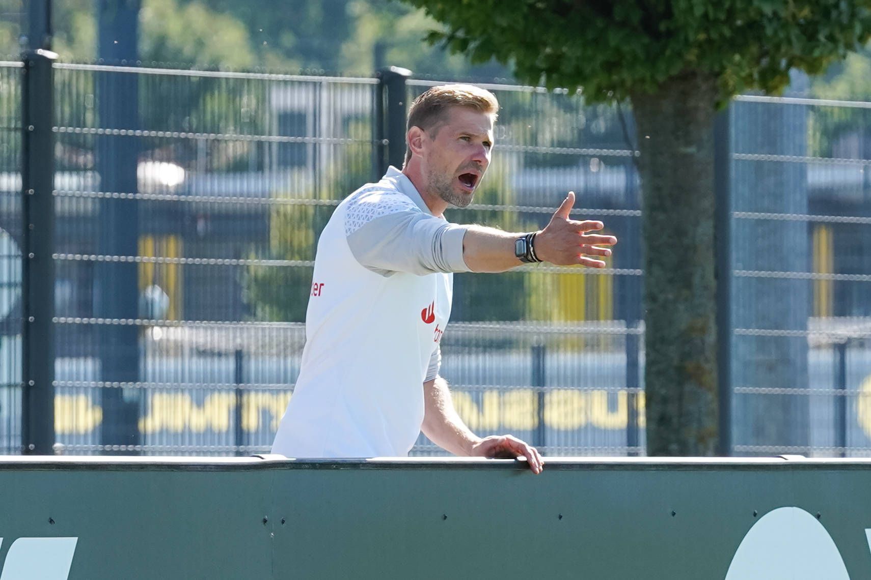 U19-Trainer von Borussia Mönchengladbach gibt an der Seitenlinie Anweisungen.