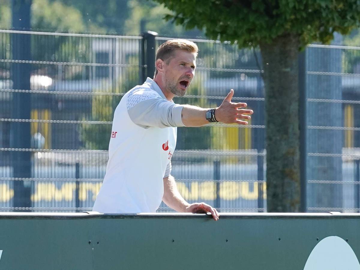 U19-Trainer von Borussia Mönchengladbach gibt an der Seitenlinie Anweisungen.