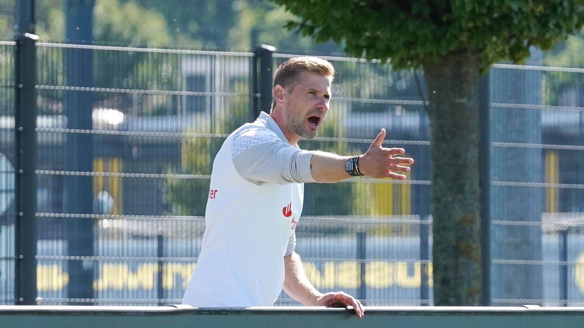 U19-Trainer von Borussia Mönchengladbach gibt an der Seitenlinie Anweisungen.