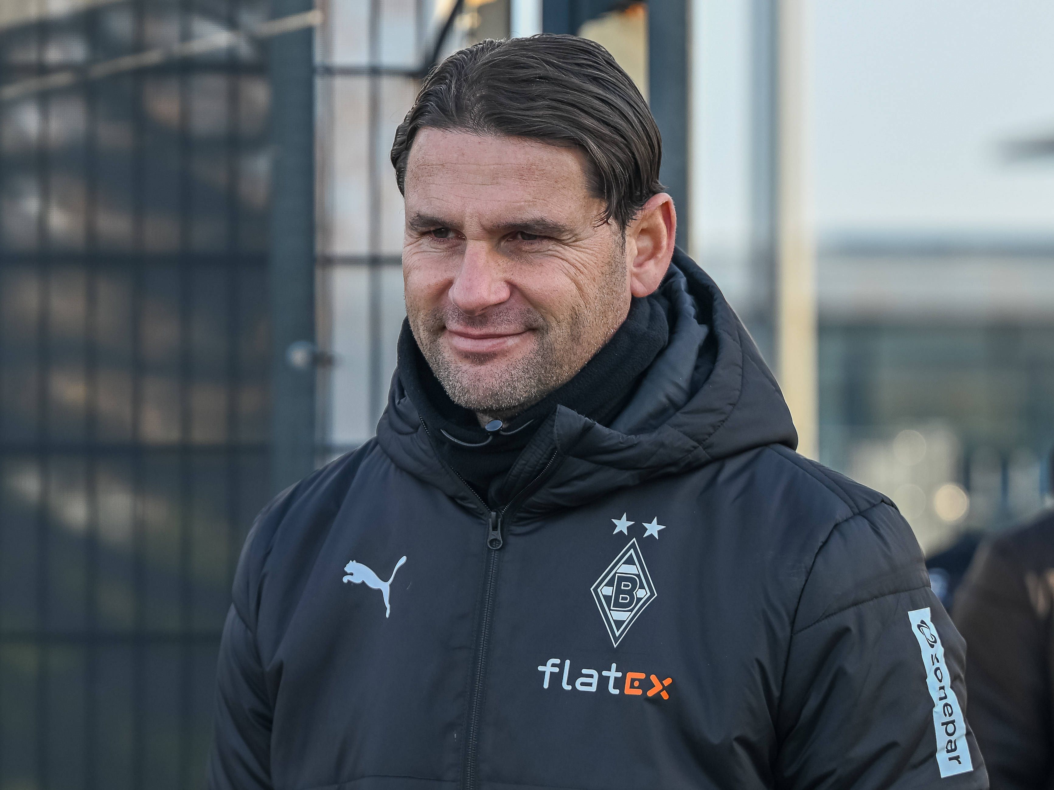 Gerardo Seoane betritt den Gladbach-Trainingsplatz.